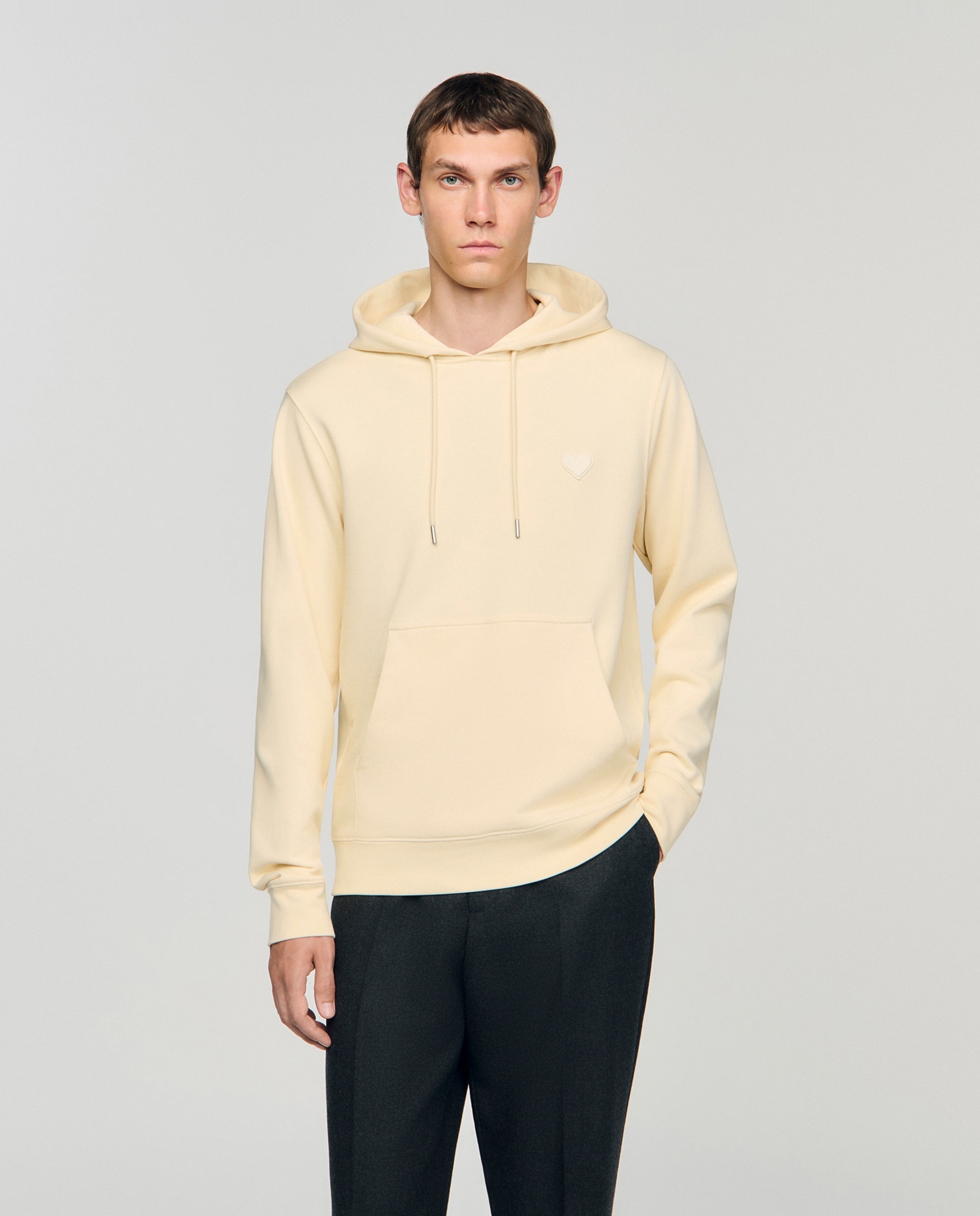 Imagen 0 de Sudadera con capucha de hombre aplicación corazón corte clásico Beige