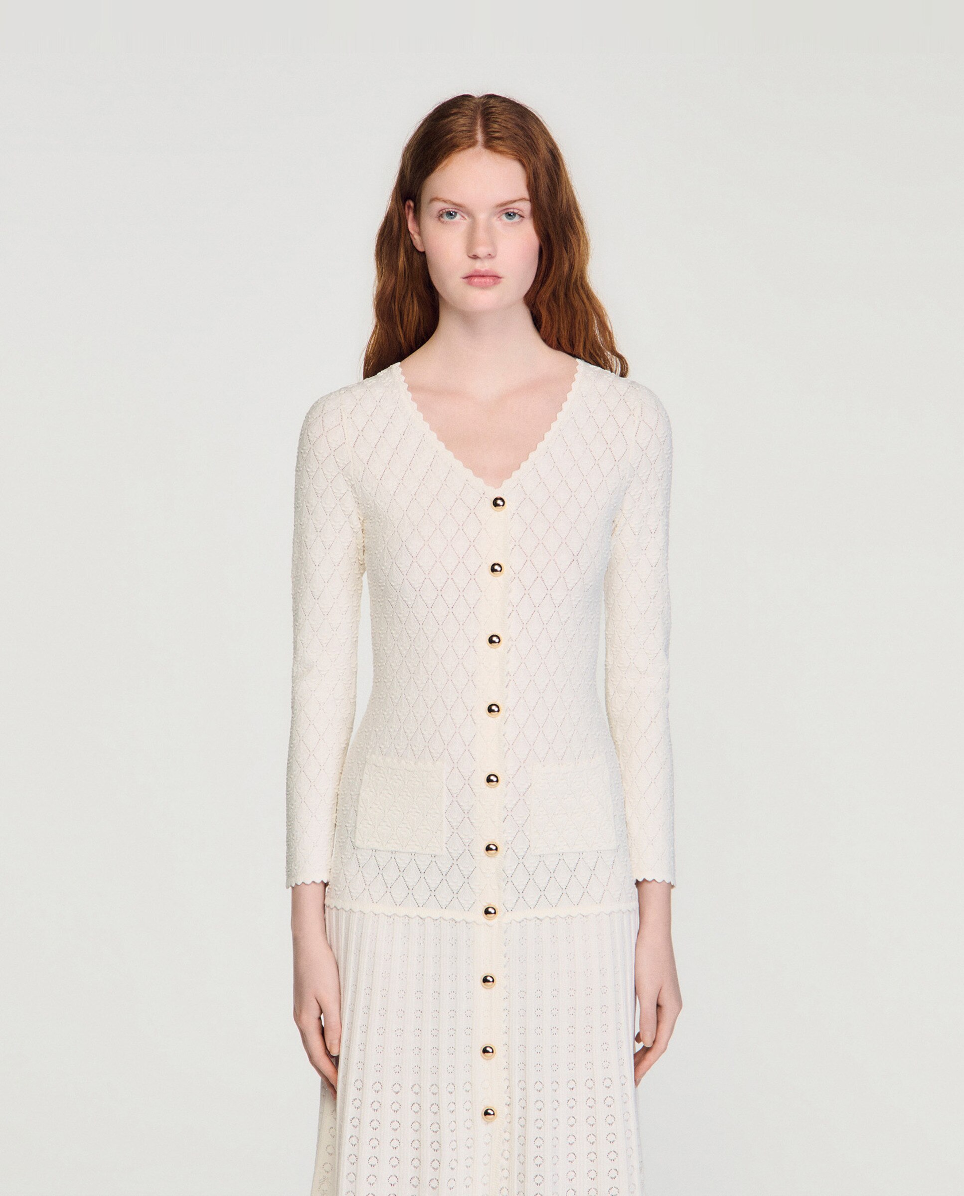 Vestido largo de punto de fantasía con cuello en v y bajo acampanado - Sandro - Blanco Blanco-3