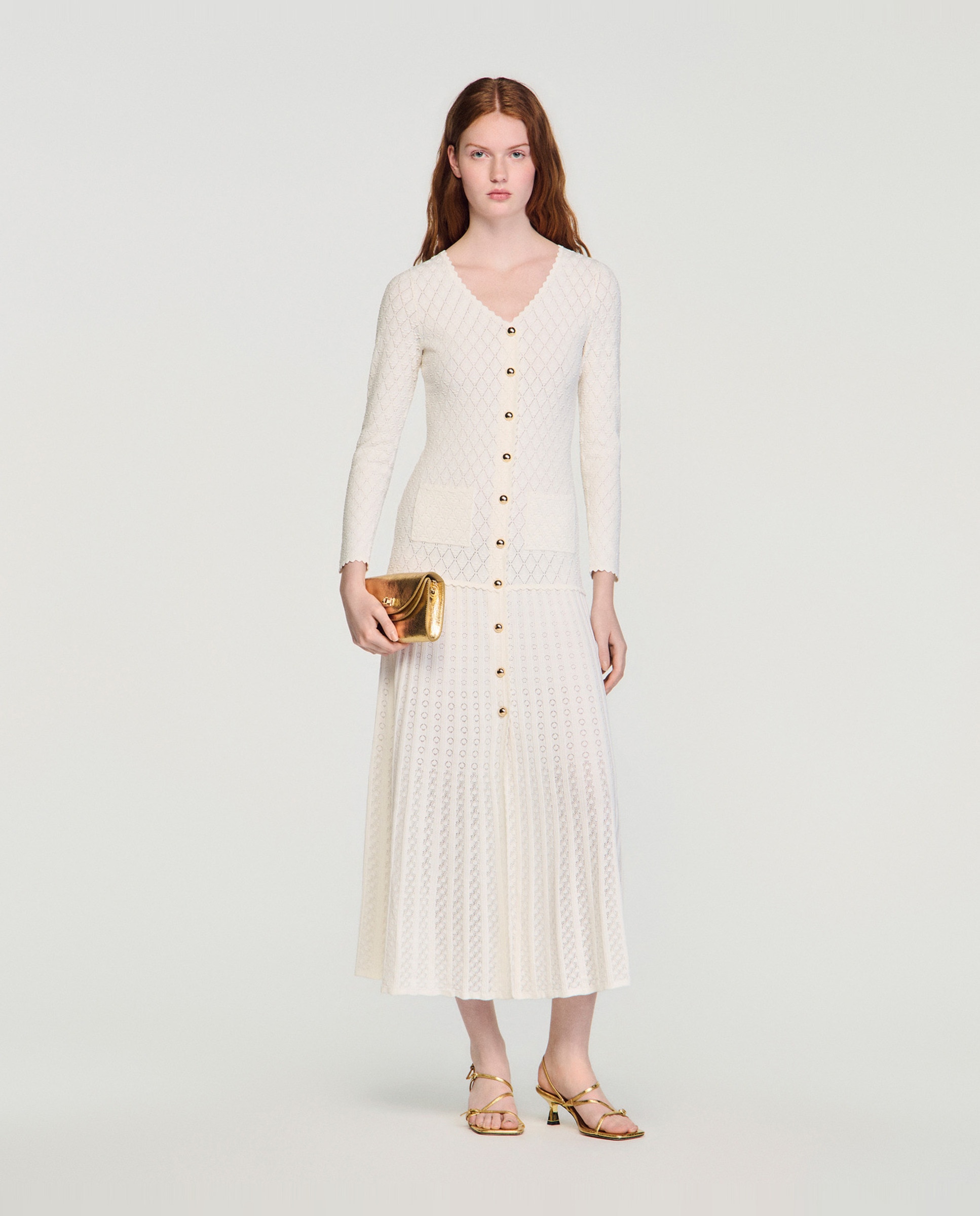Vestido largo de punto de fantasía con cuello en v y bajo acampanado - Sandro - Blanco Blanco-5