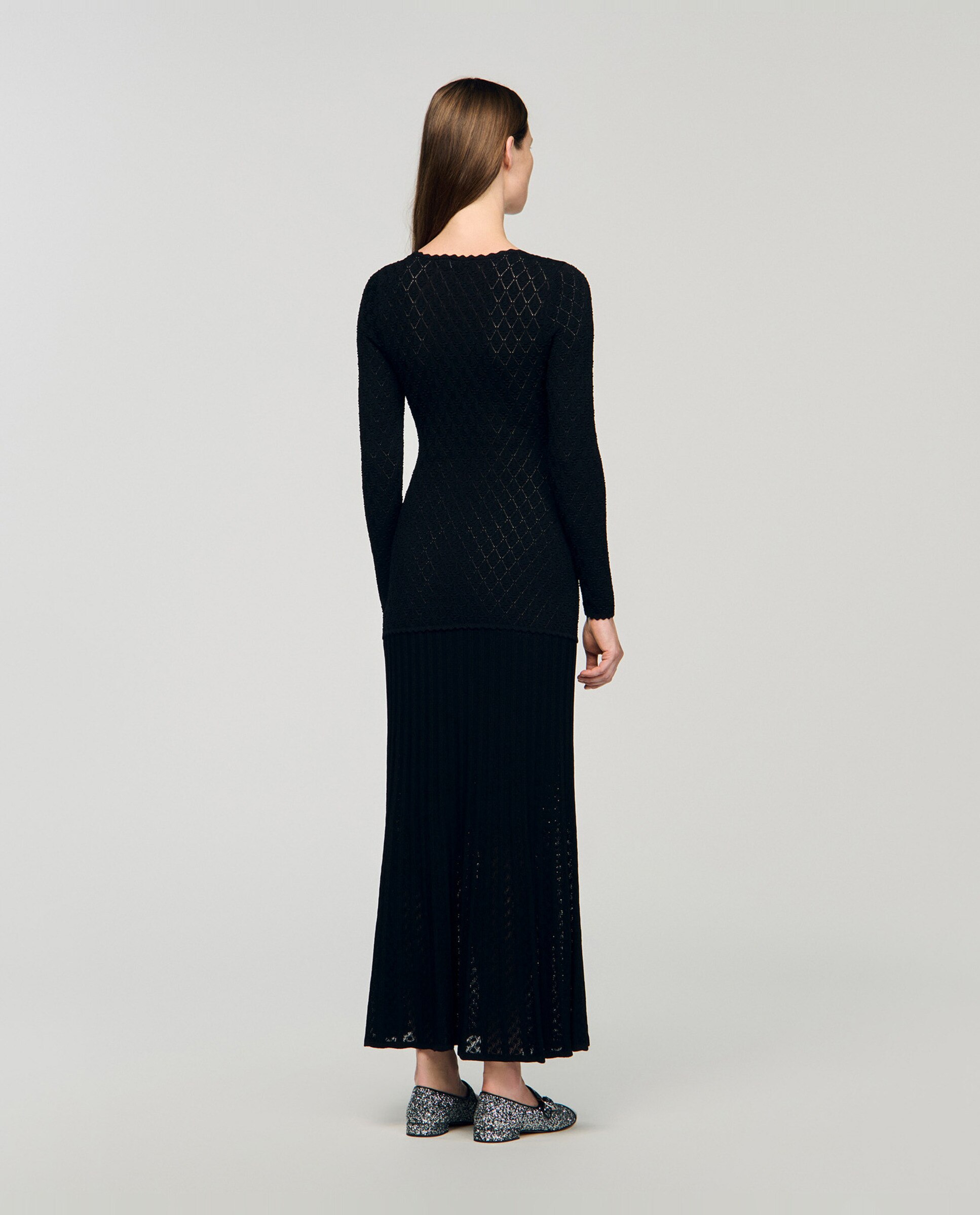 Vestido largo de punto de fantasía con cuello en v y bajo acampanado - Sandro - Negro Negro-2