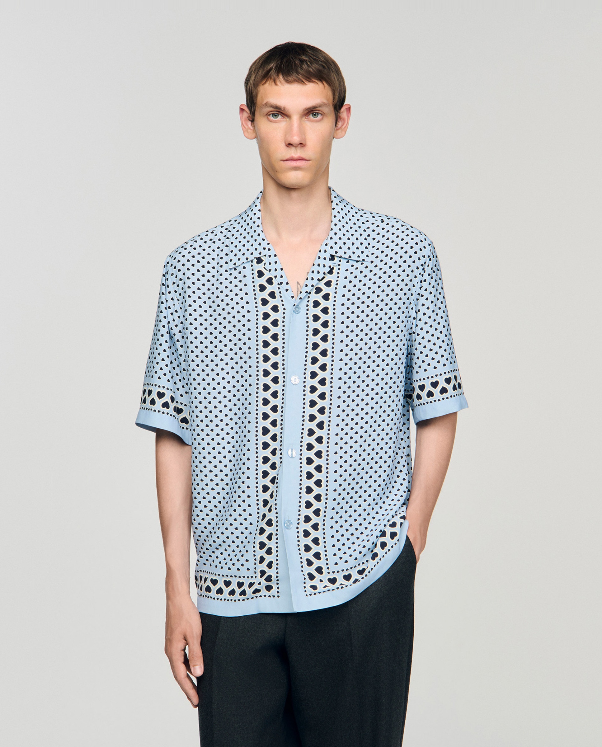 Sandro - Camisa de hombre fluida con estampado de corazones.
