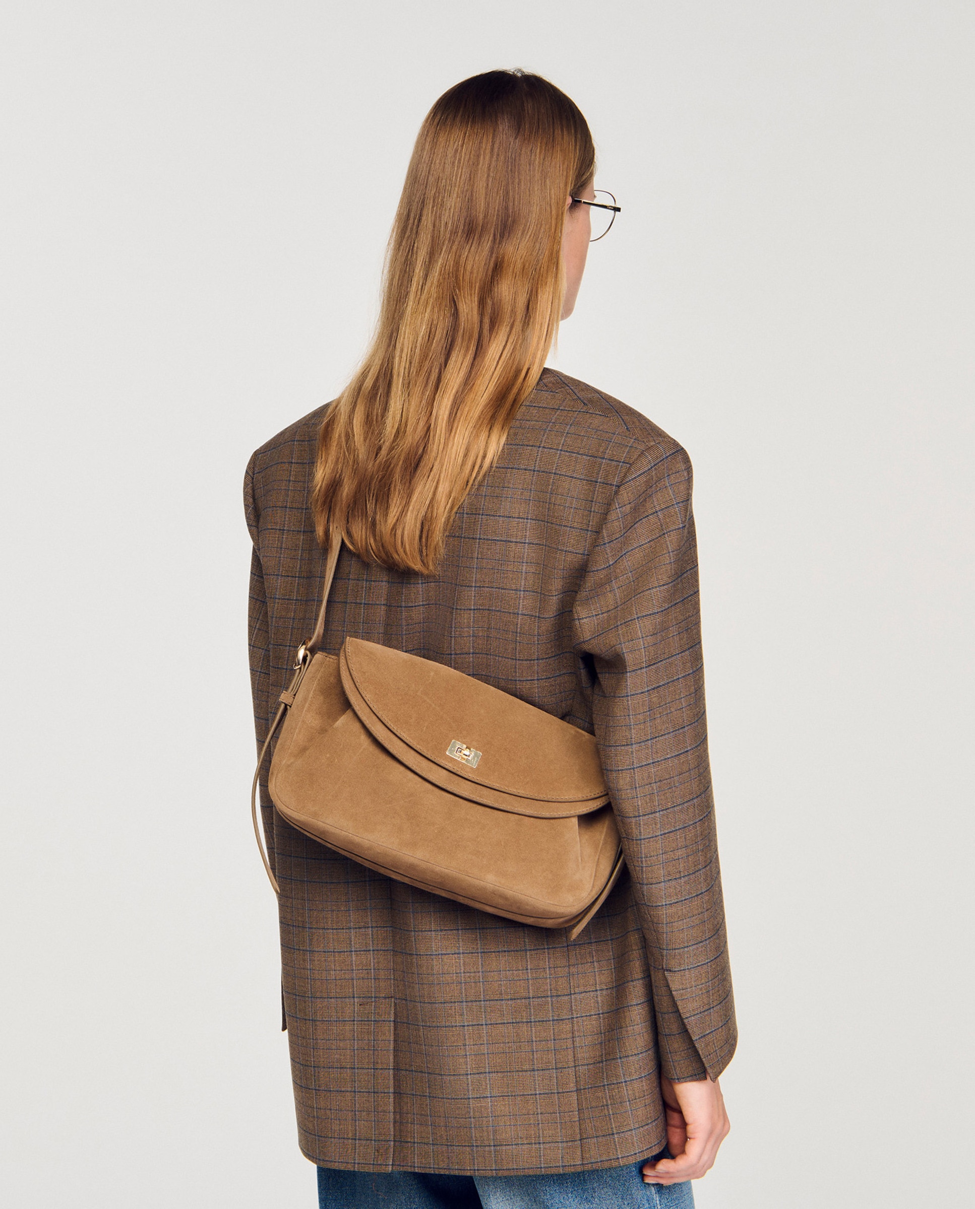 Bandolera de ante, solapa doble con cierre giratorio y diseño versátil - Sandro - Beige Beige-2