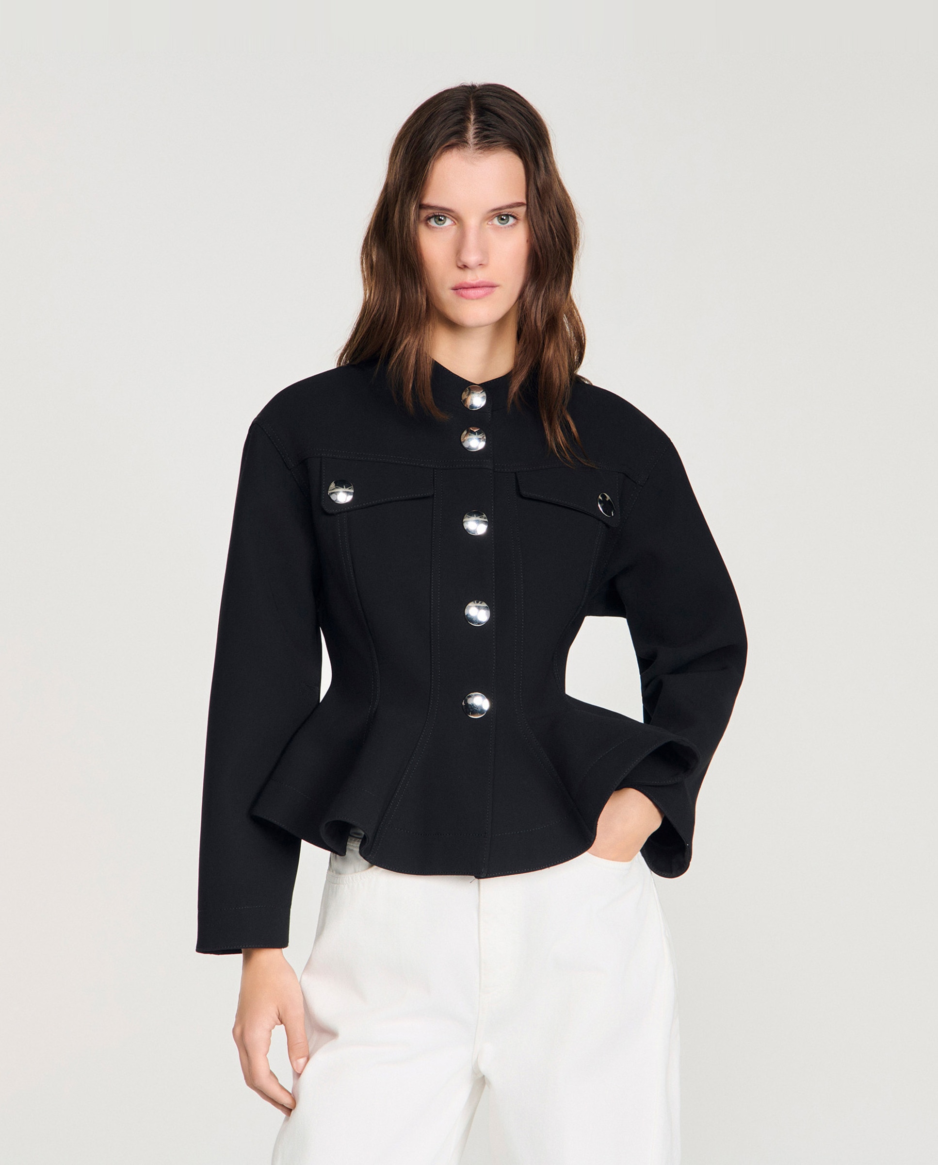 Sandro - Chaqueta de mujer corta entallada con peplum volante.