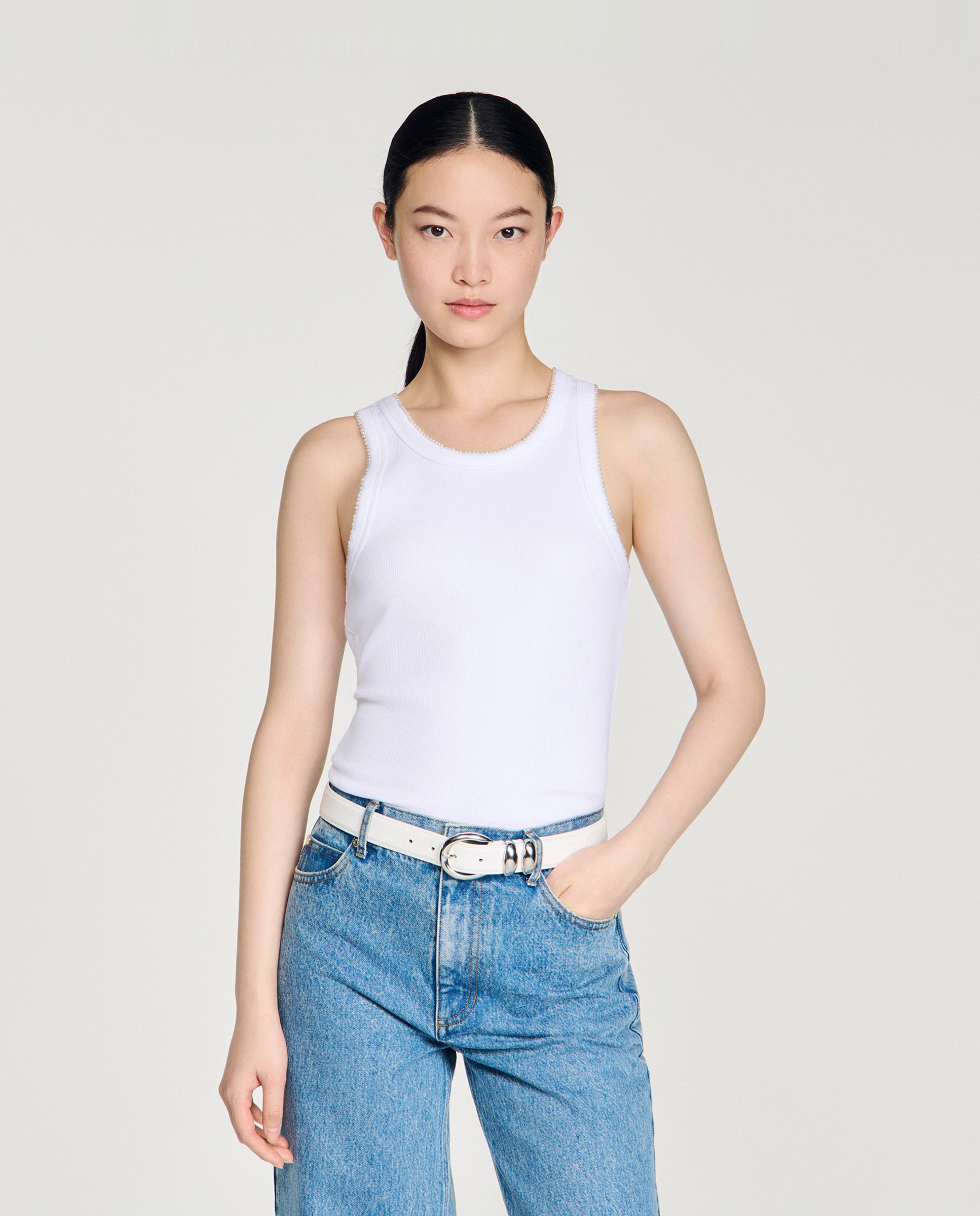Sandro - Camiseta de mujer 100% algodón con canalé y perlas.