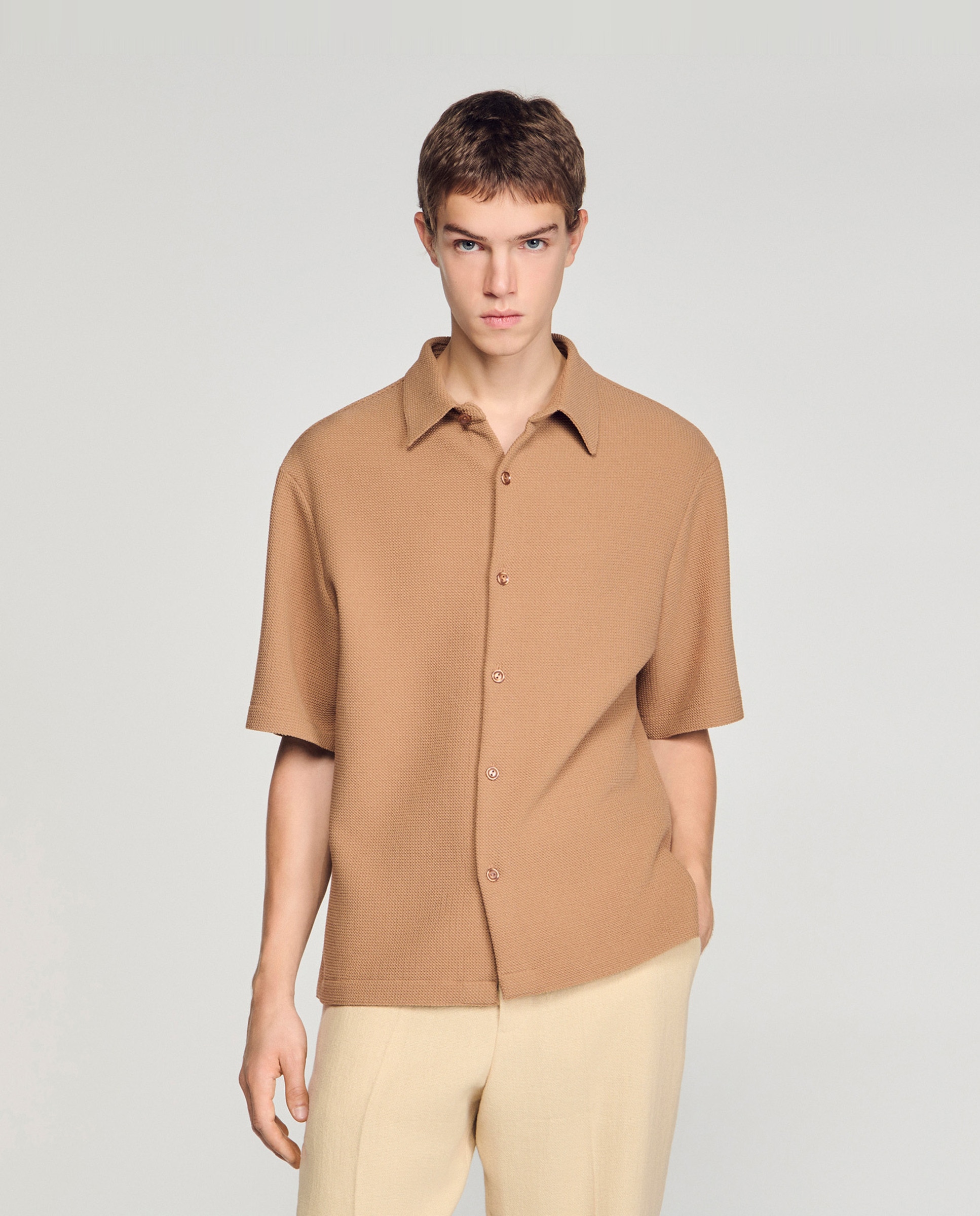 Sandro - Camisa de Vestir de hombre, corte recto, texturizada, cuello italiano, manga corta.