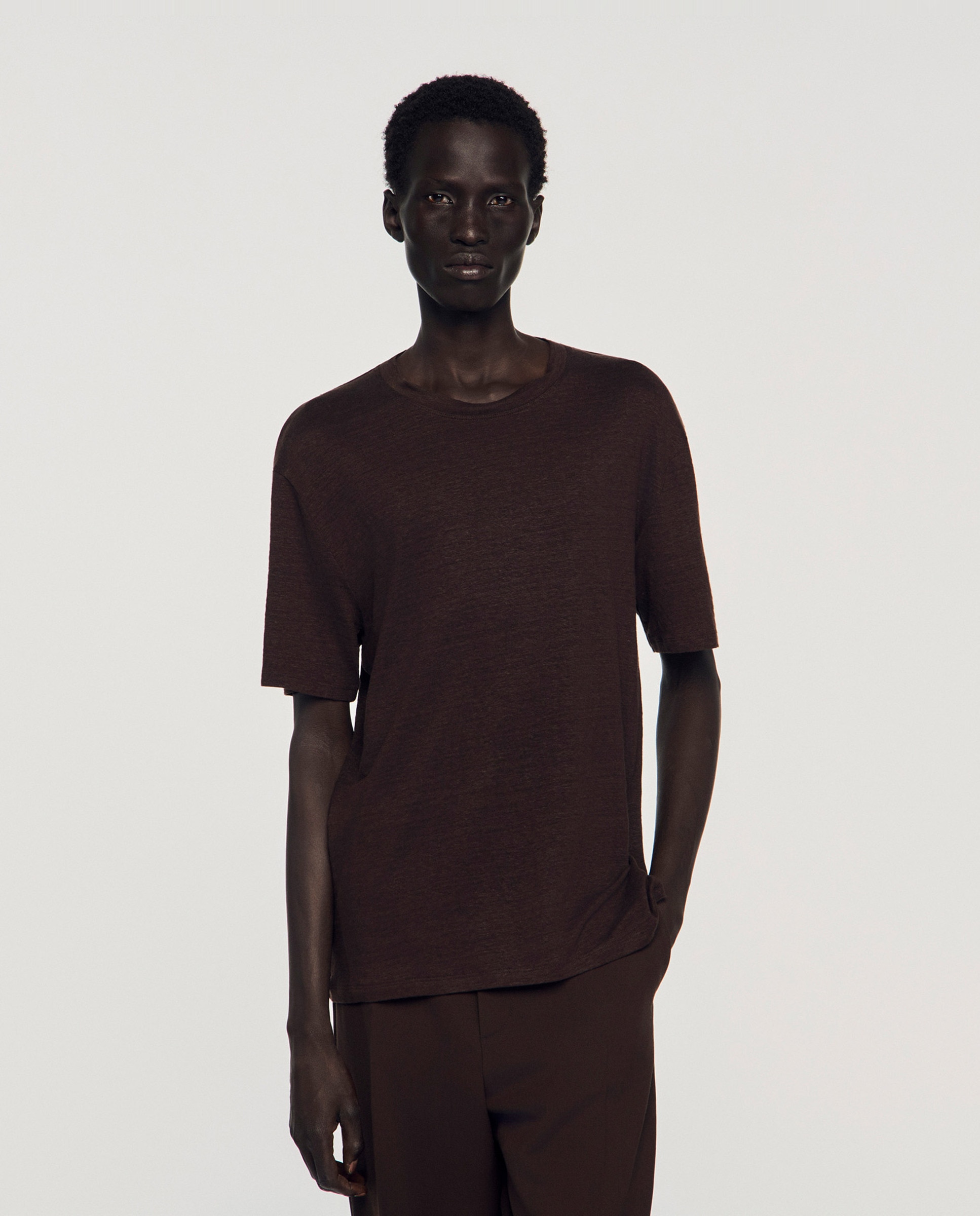 Sandro - Camiseta de manga corta de hombre de lino con cuello redondo.