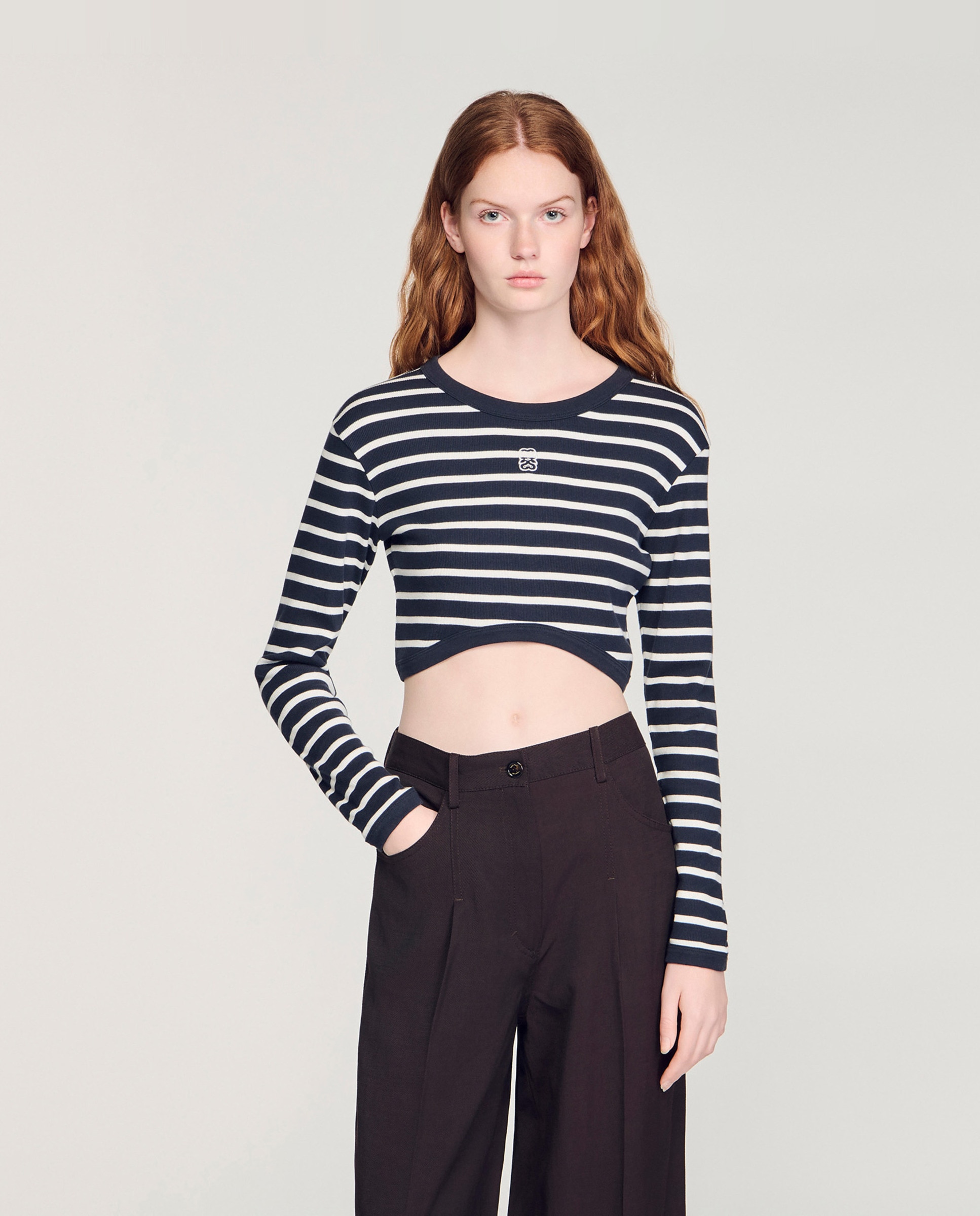Sandro - Camiseta de mujer corta a rayas, manga larga y 100% algodón.