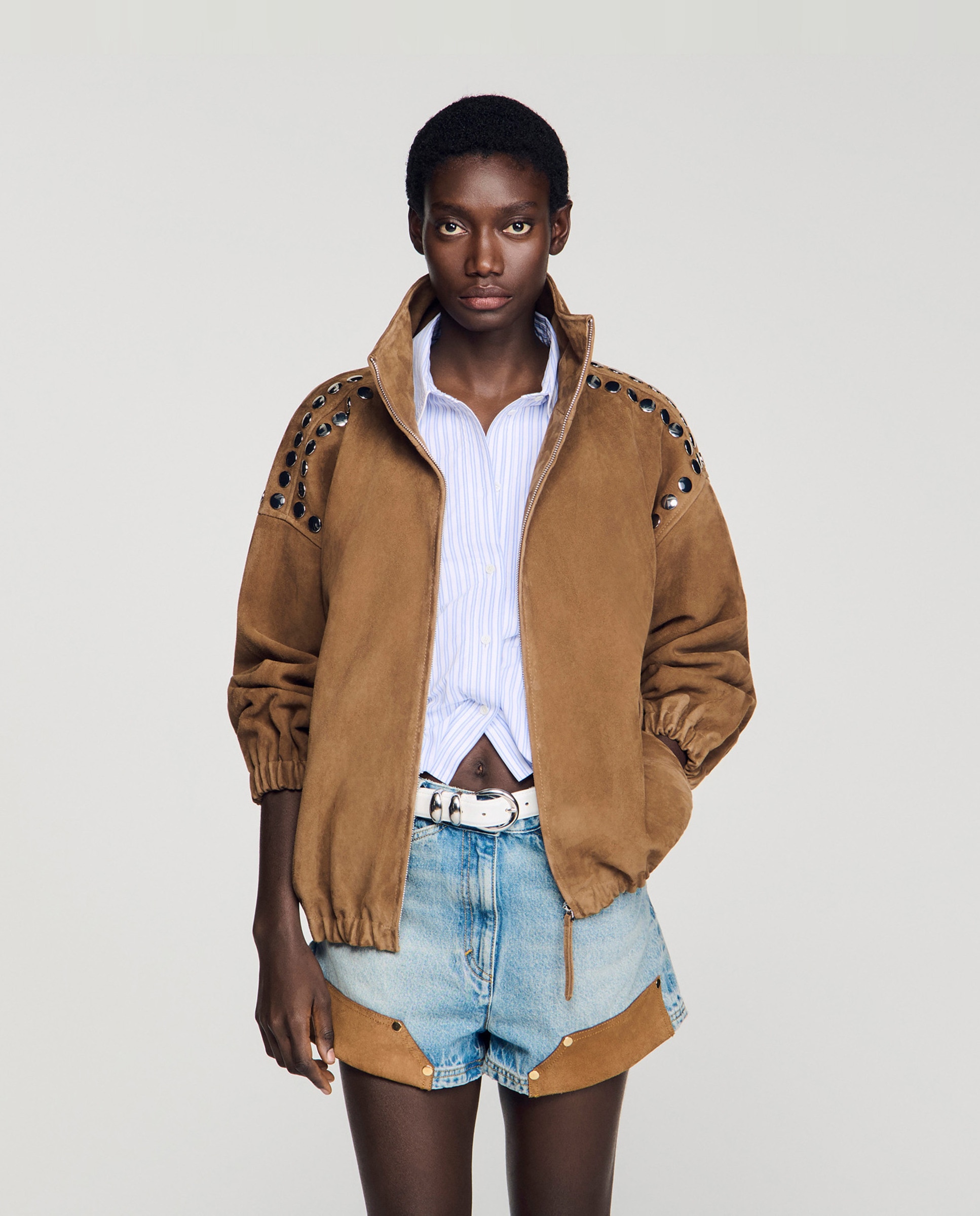 Imagen 0 de Cazadora oversize de mujer de ante con tachuelas Camel