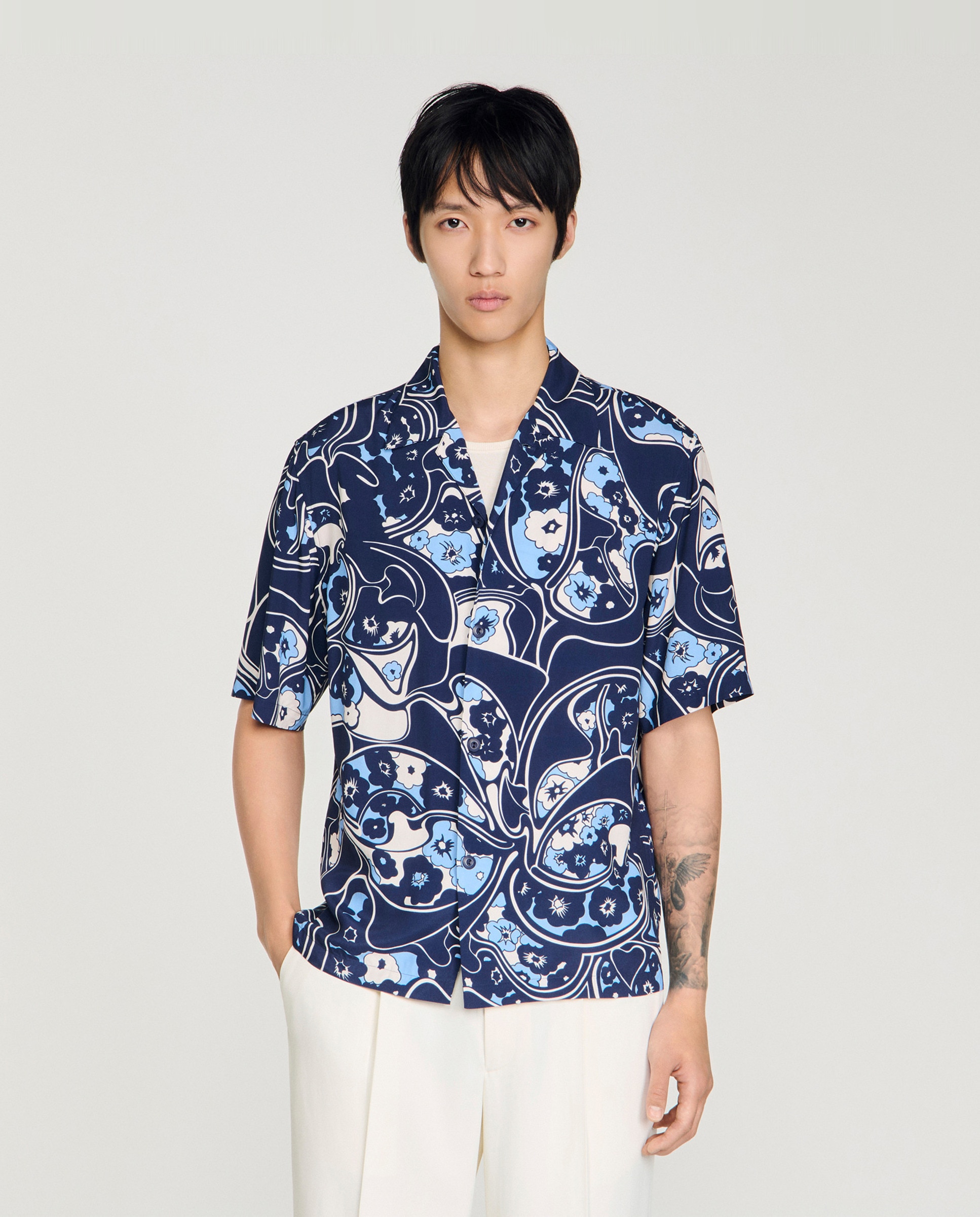 Sandro - Camisa de lino de hombre corte fluido estampado hippie cuello italiano.