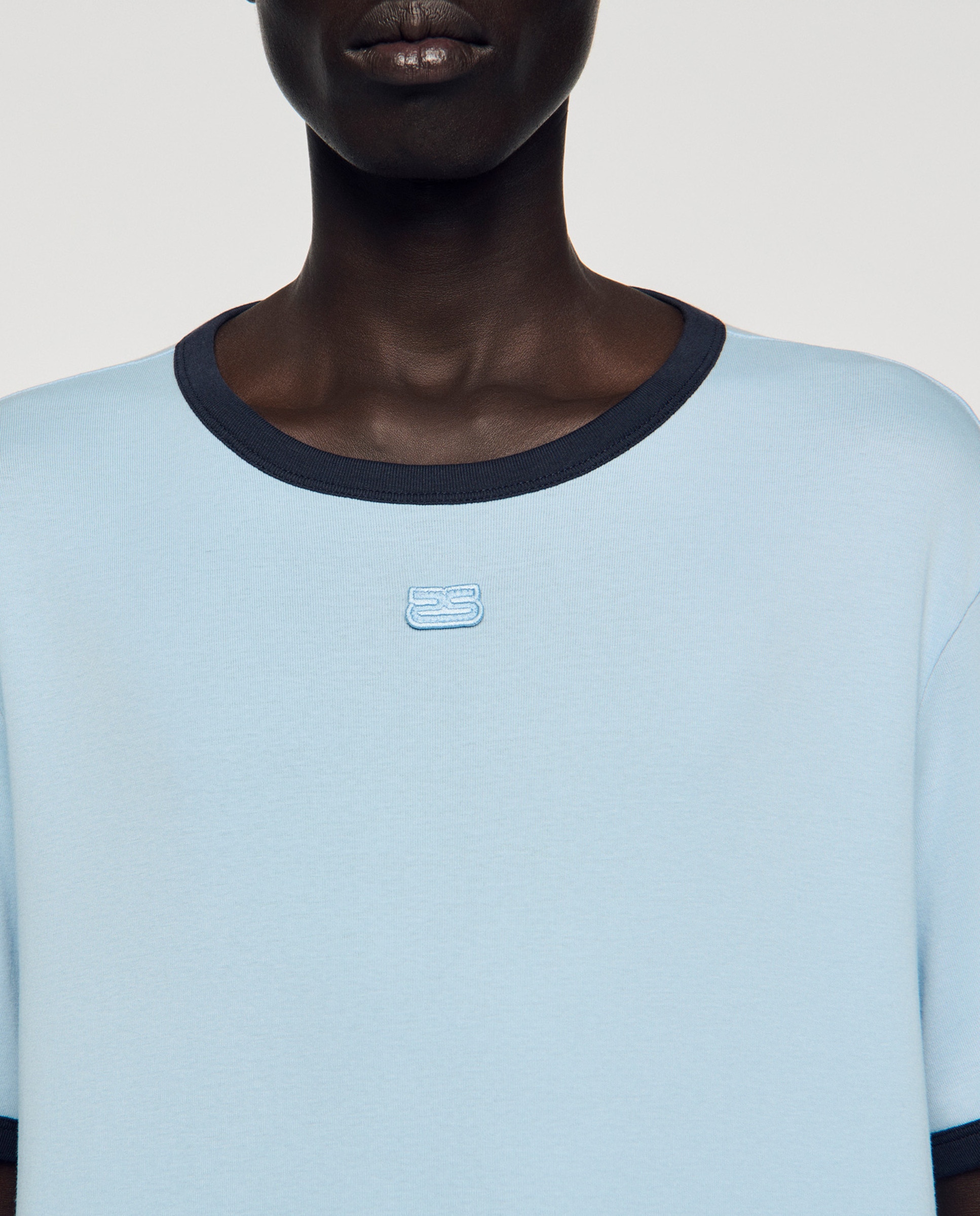 Camiseta de manga corta de hombre con parche y bordes contraste - Sandro - Azul claro Azul claro-5
