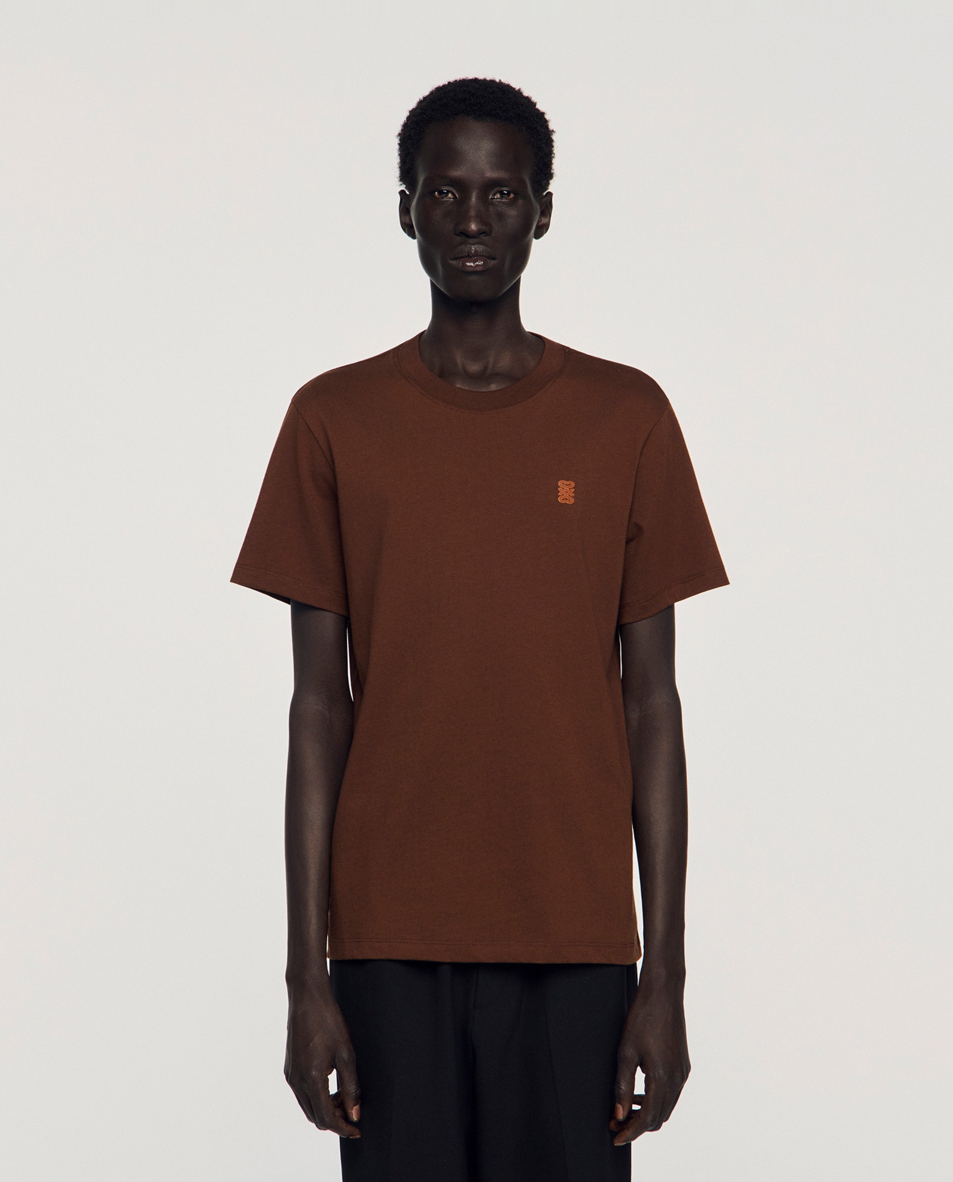 Imagen 0 de Sudadera sin capucha de hombre con parche de cuero y cuello redondo Marrón oscuro