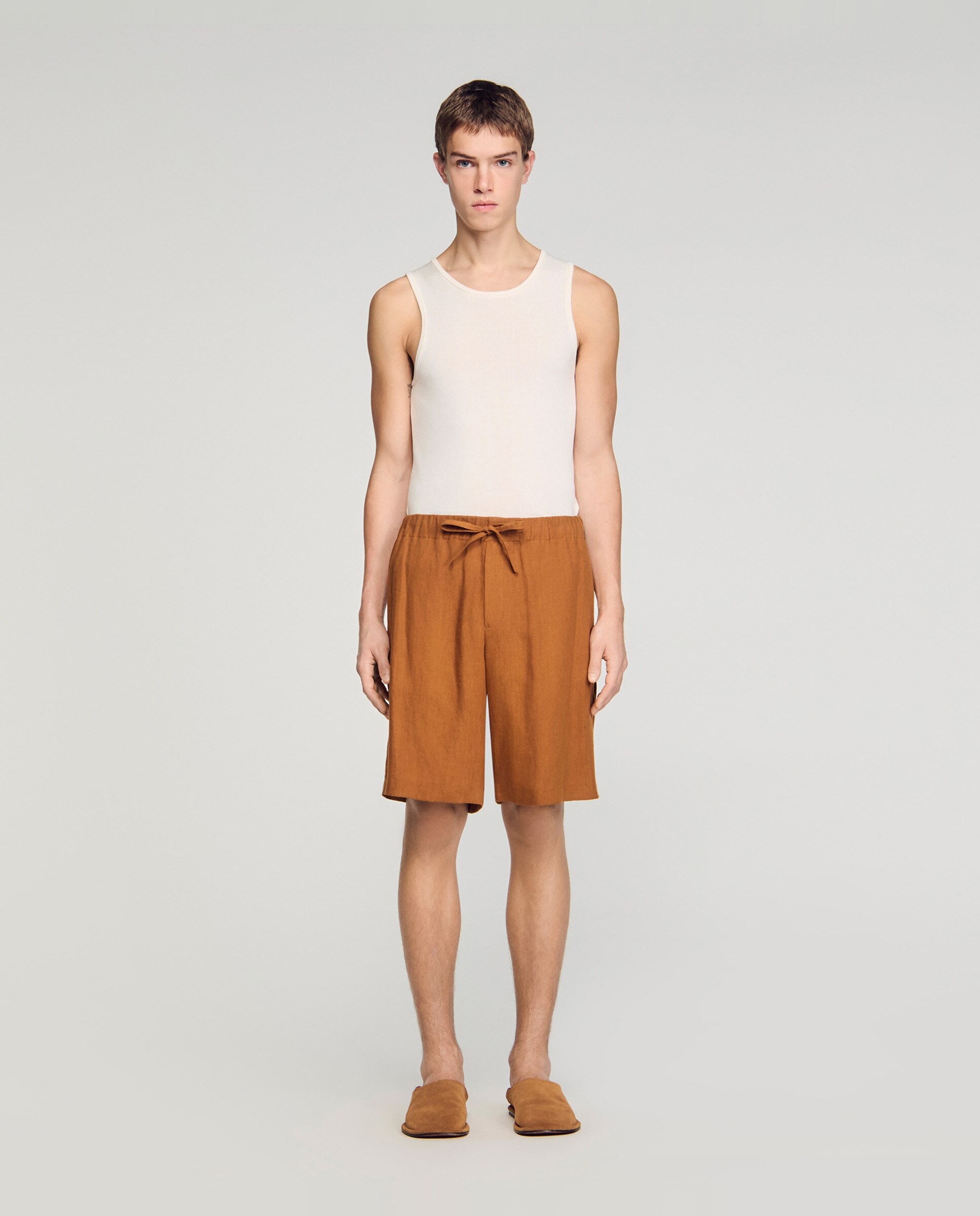 Pantalón corto de hombre de lino con cintura elástica