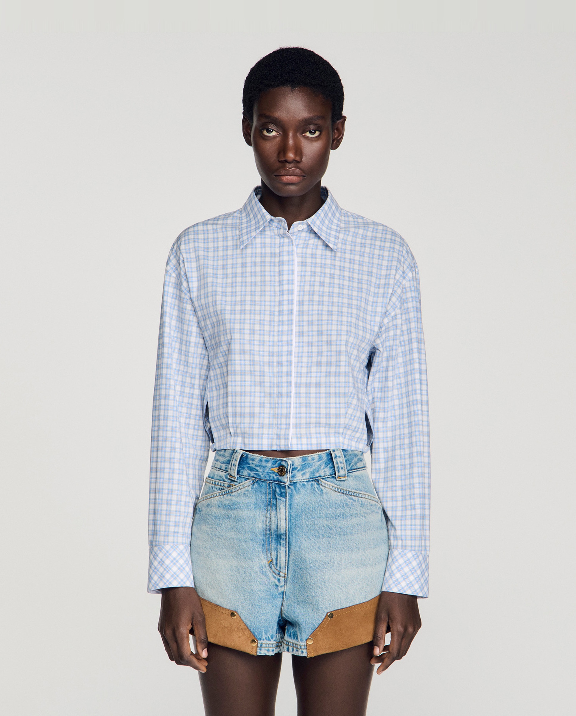 Sandro - Camisa de mujer 100% algodón corta de cuadros con triángulos calados.