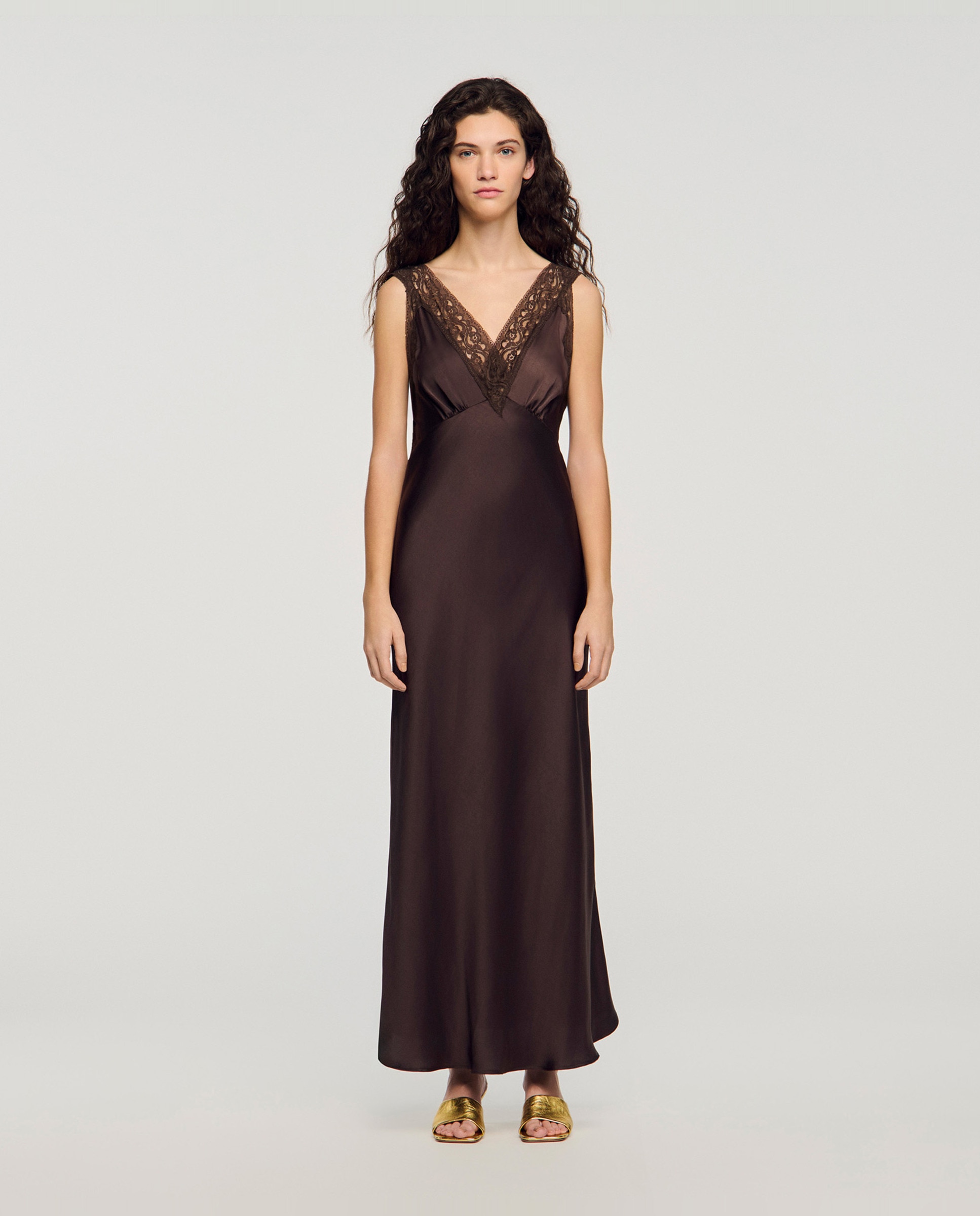 Sandro - Vestido largo lencero con escote de pico y encaje.