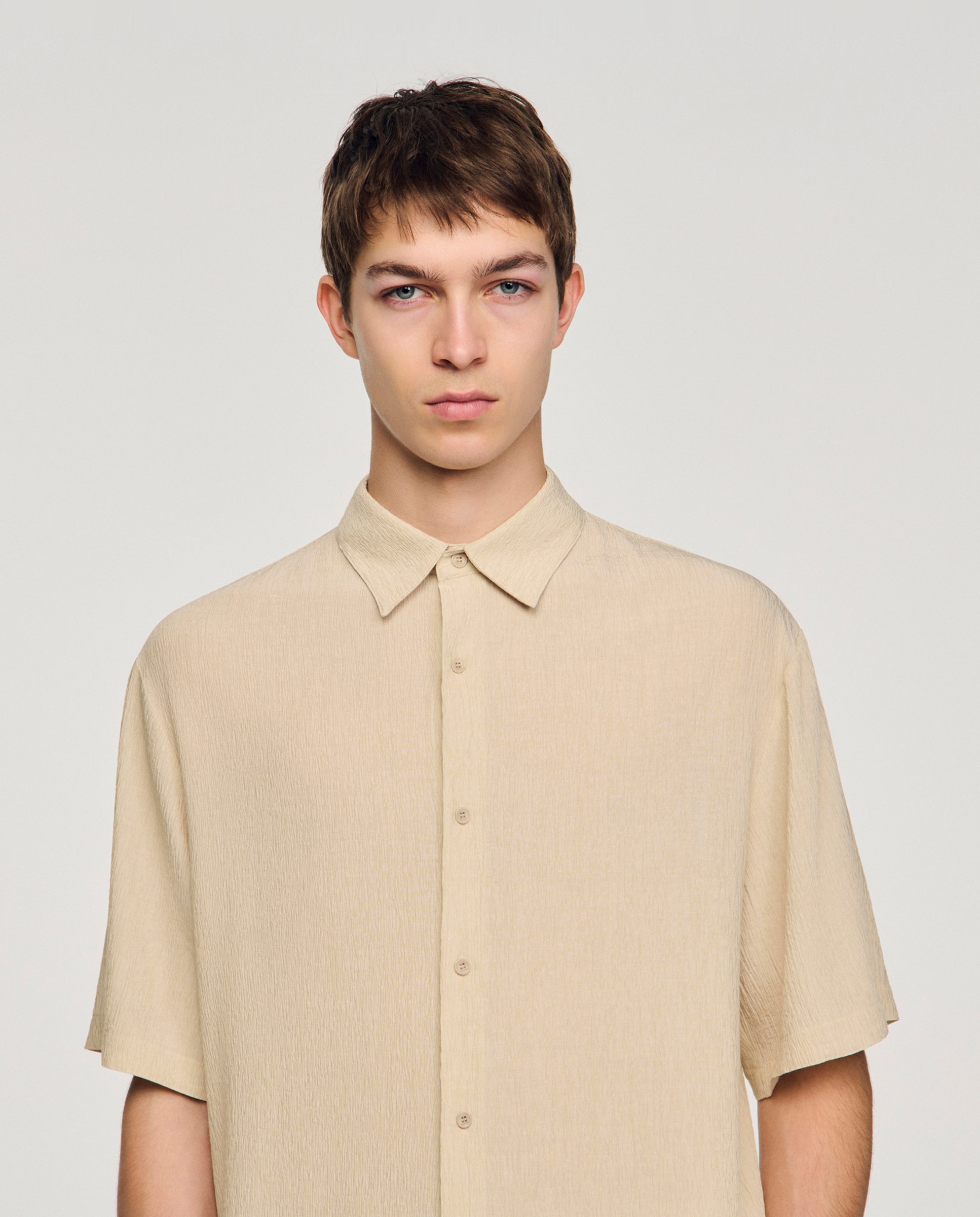 Sandro - Camisa de lino de hombre plisada cuello italiano.