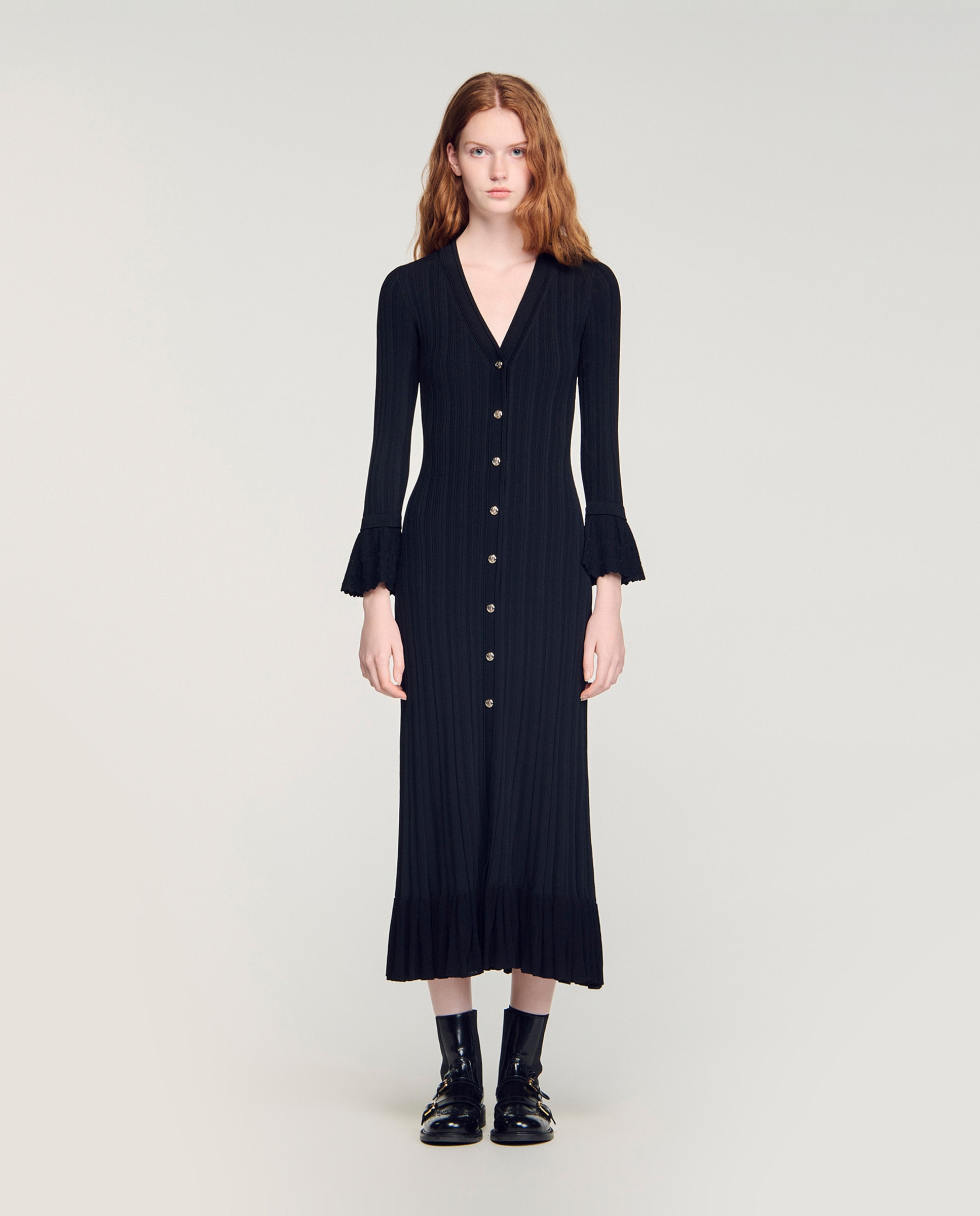 Sandro - Vestido largo de punto liso con cuello pico, manga larga y volantes en puños.