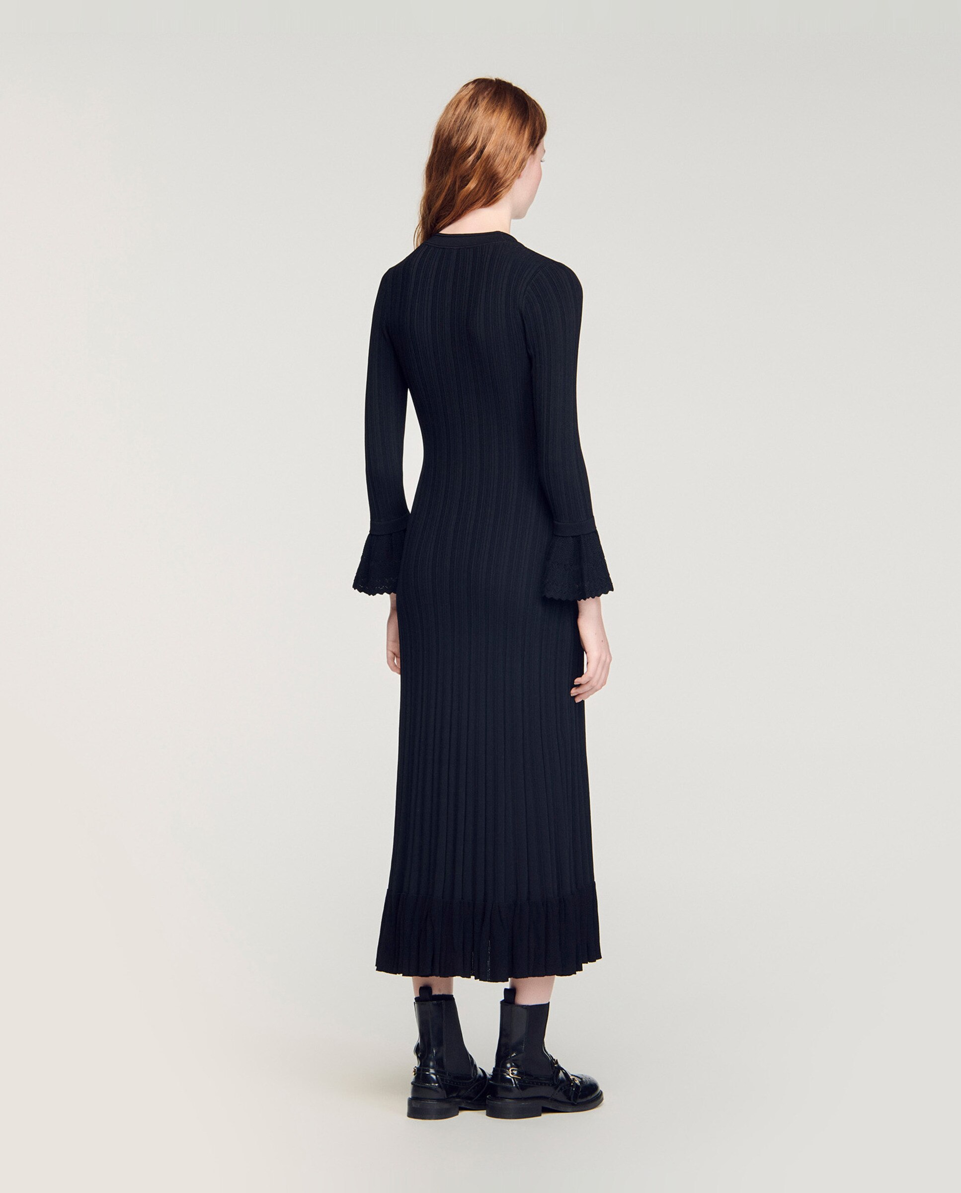 Vestido largo de punto liso con cuello pico, manga larga y volantes en puños - Sandro - Negro Negro-2