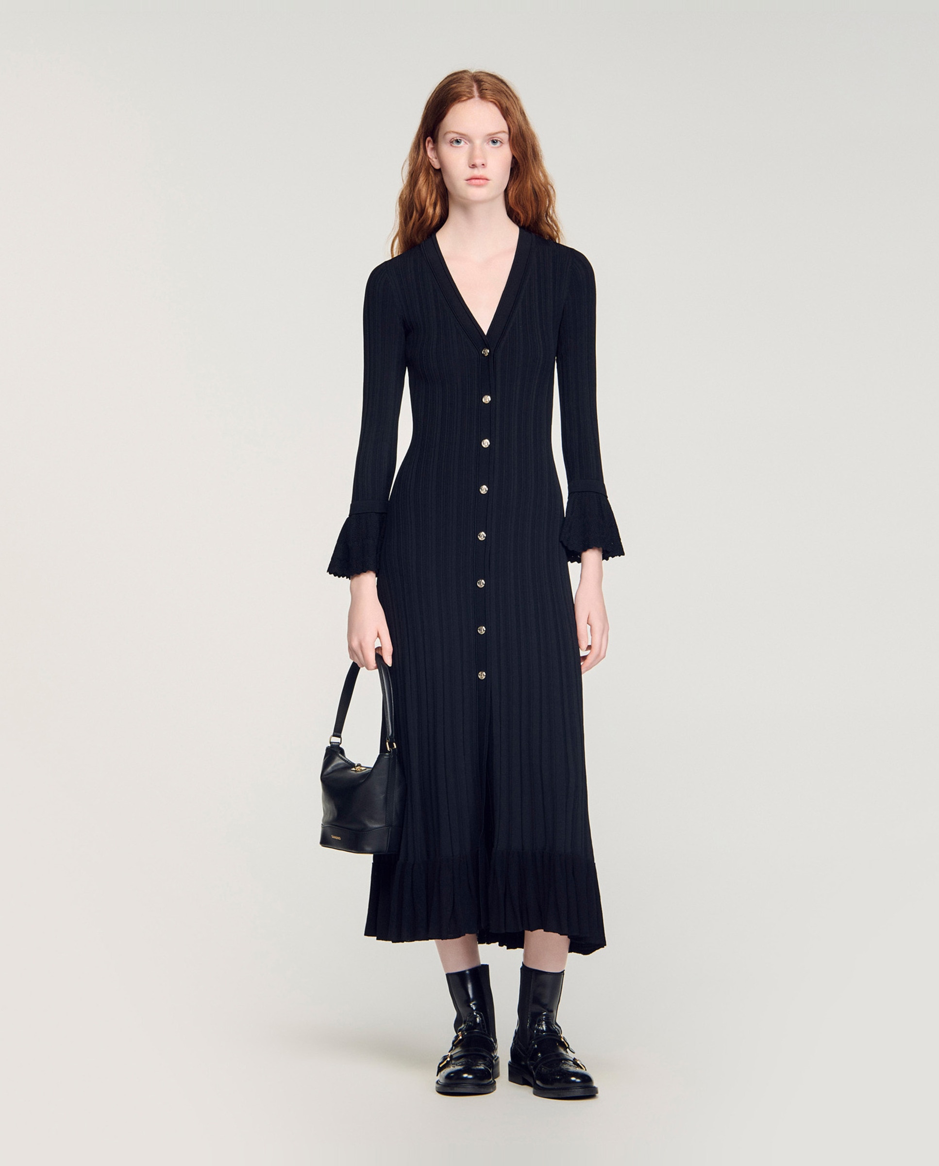 Vestido largo de punto liso con cuello pico, manga larga y volantes en puños - Sandro - Negro Negro-3
