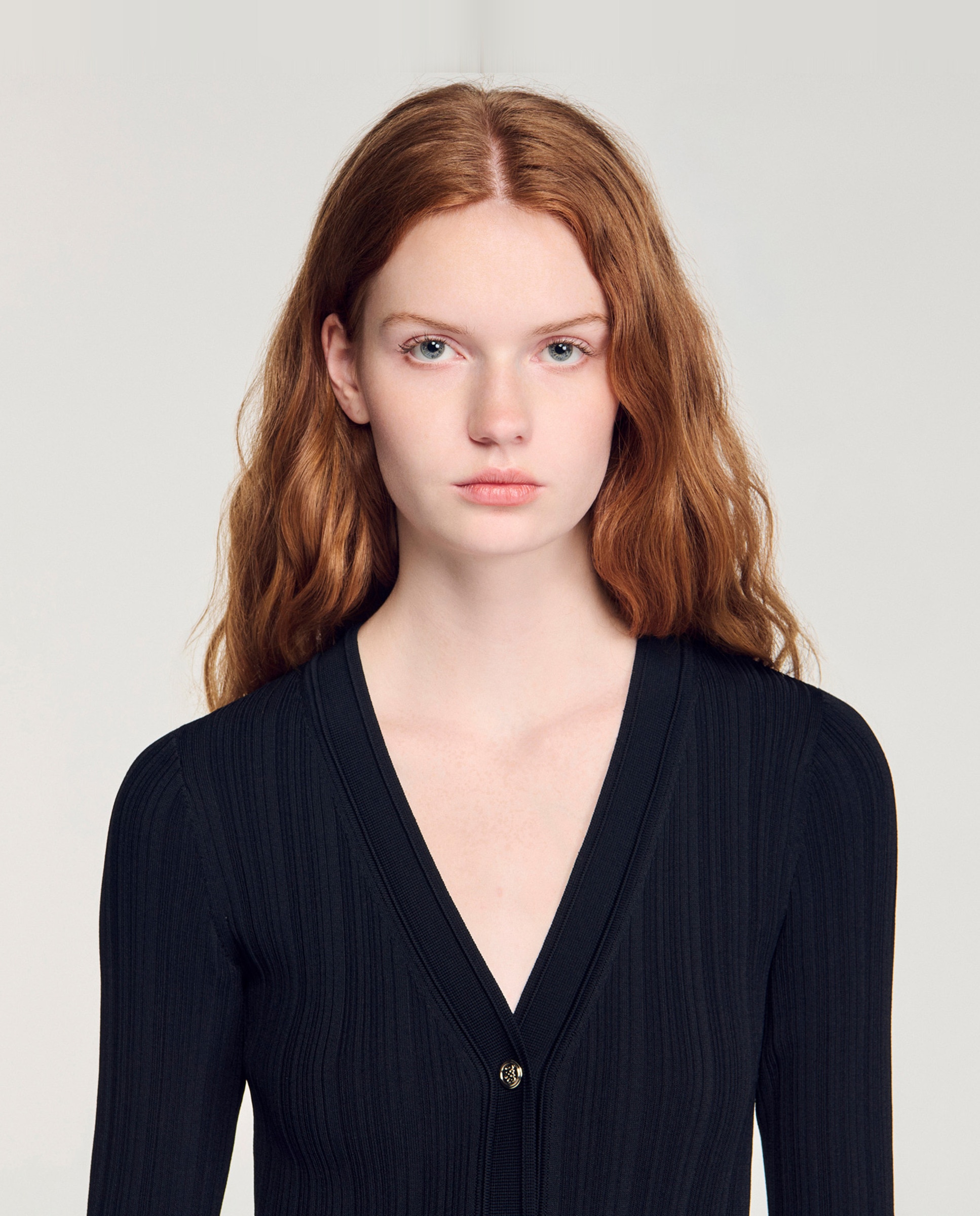 Vestido largo de punto liso con cuello pico, manga larga y volantes en puños - Sandro - Negro Negro-5