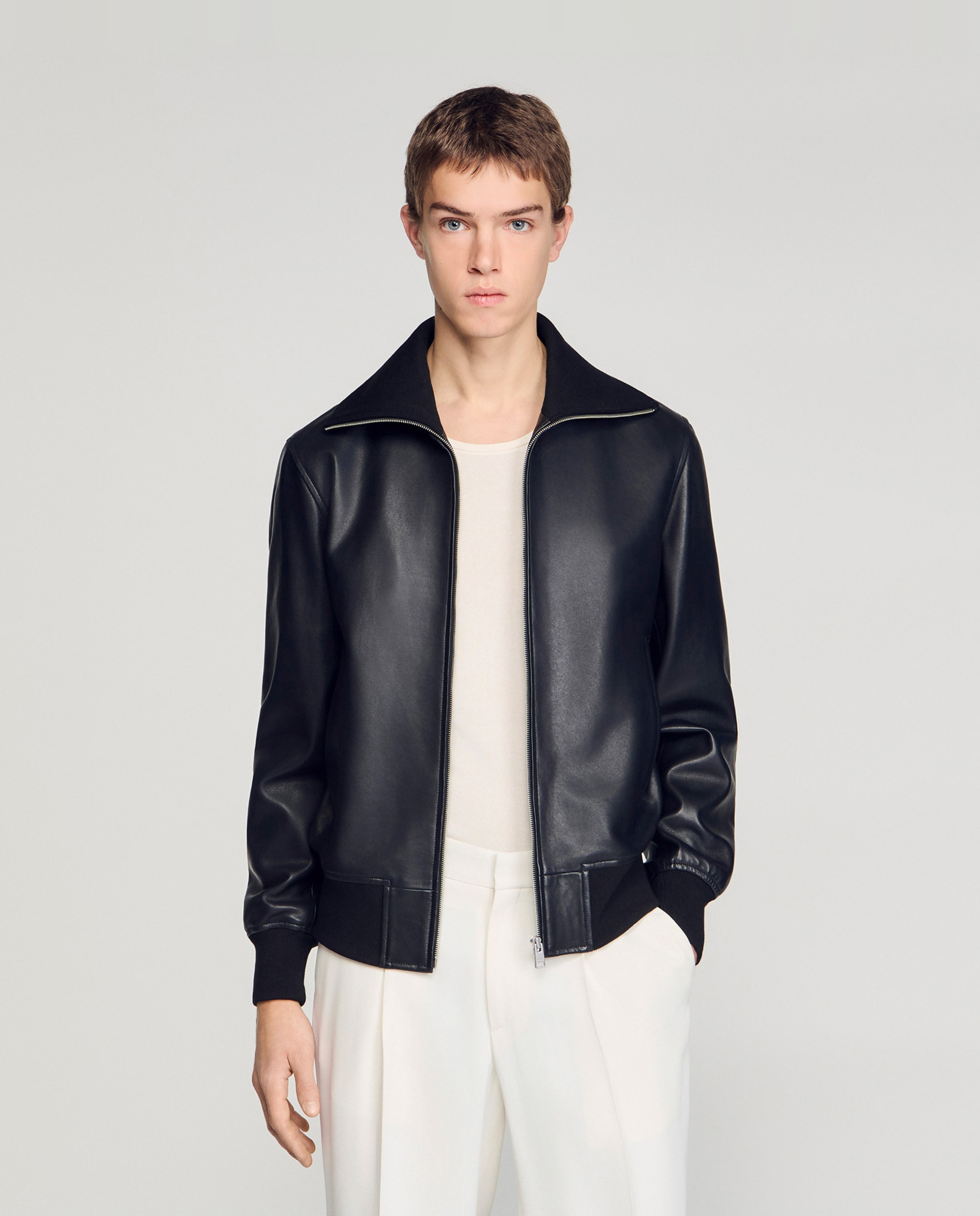 Sandro - Cazadora de piel de hombre con cremallera y cuello alto.