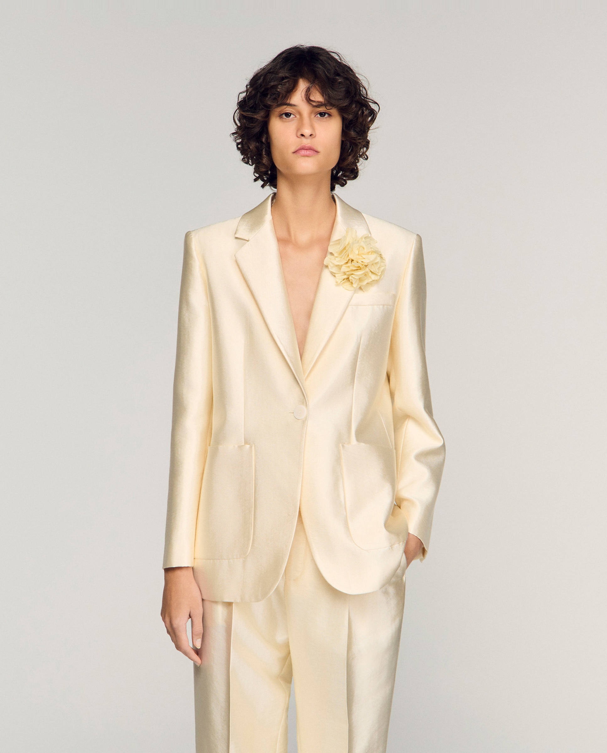 Sandro - Chaqueta de sastre de mujer satinada con broche de flor.