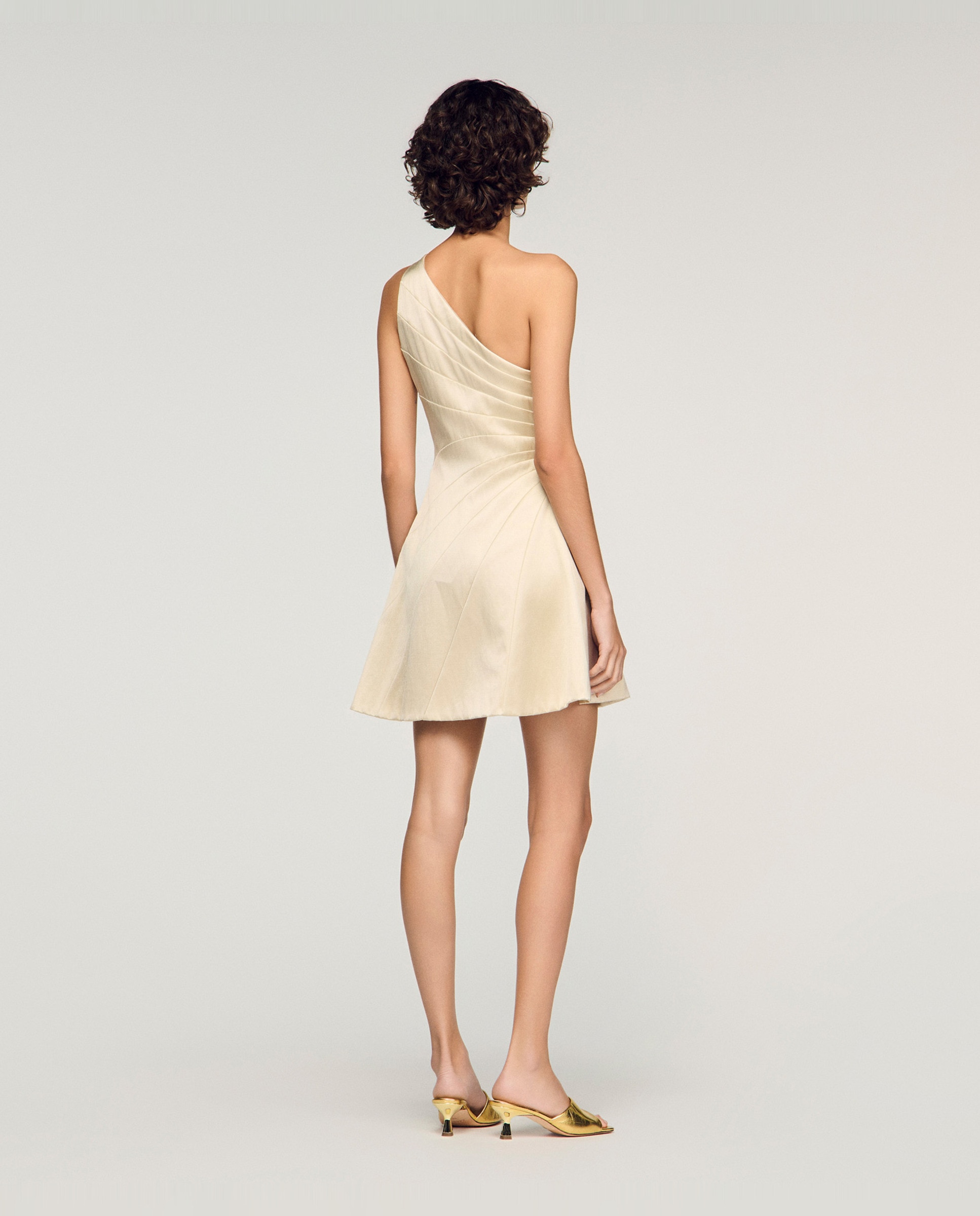 Vestido corto satinado con aberturas y escote asimétrico - Sandro - Beige Beige-2