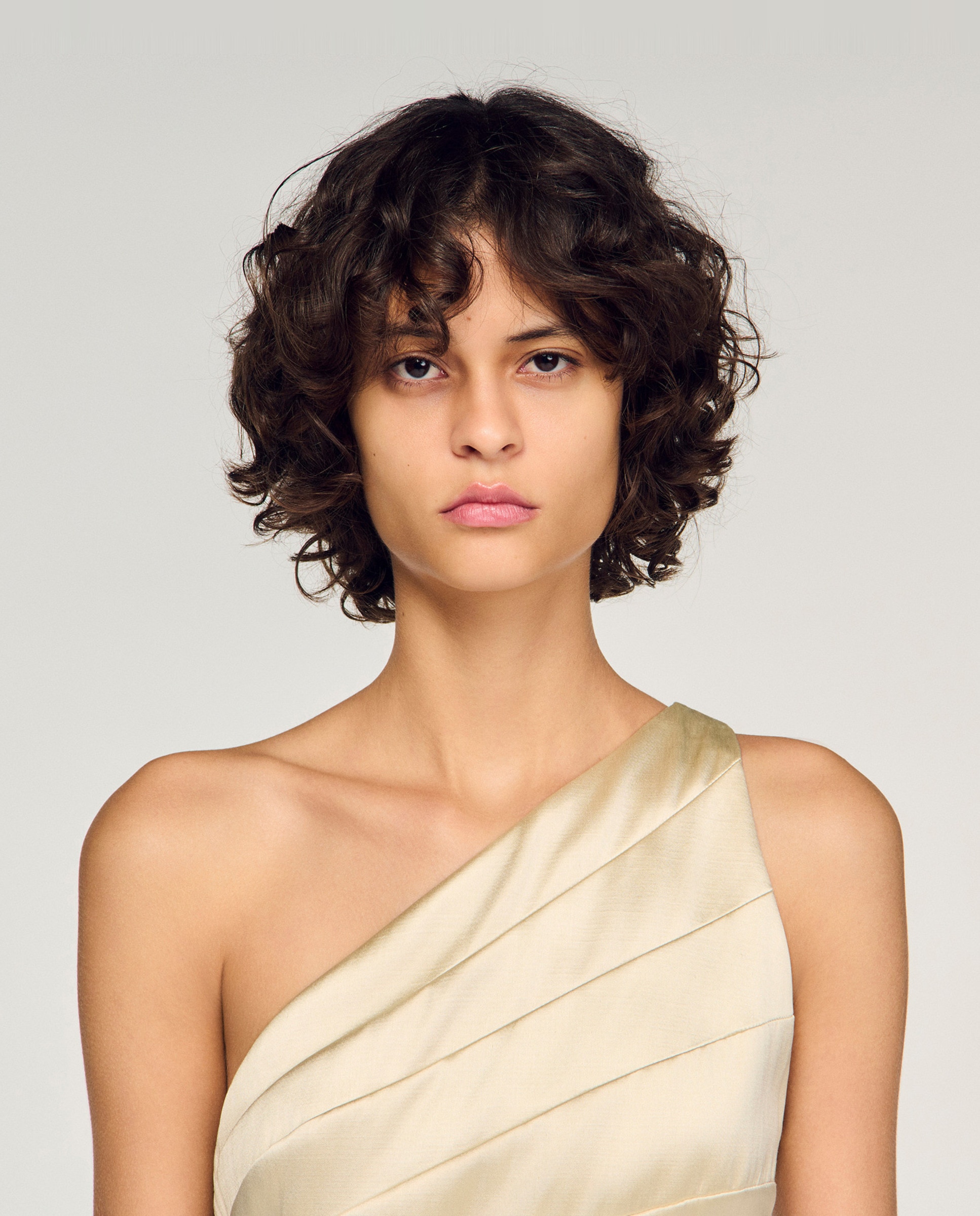 Vestido corto satinado con aberturas y escote asimétrico - Sandro - Beige Beige-4