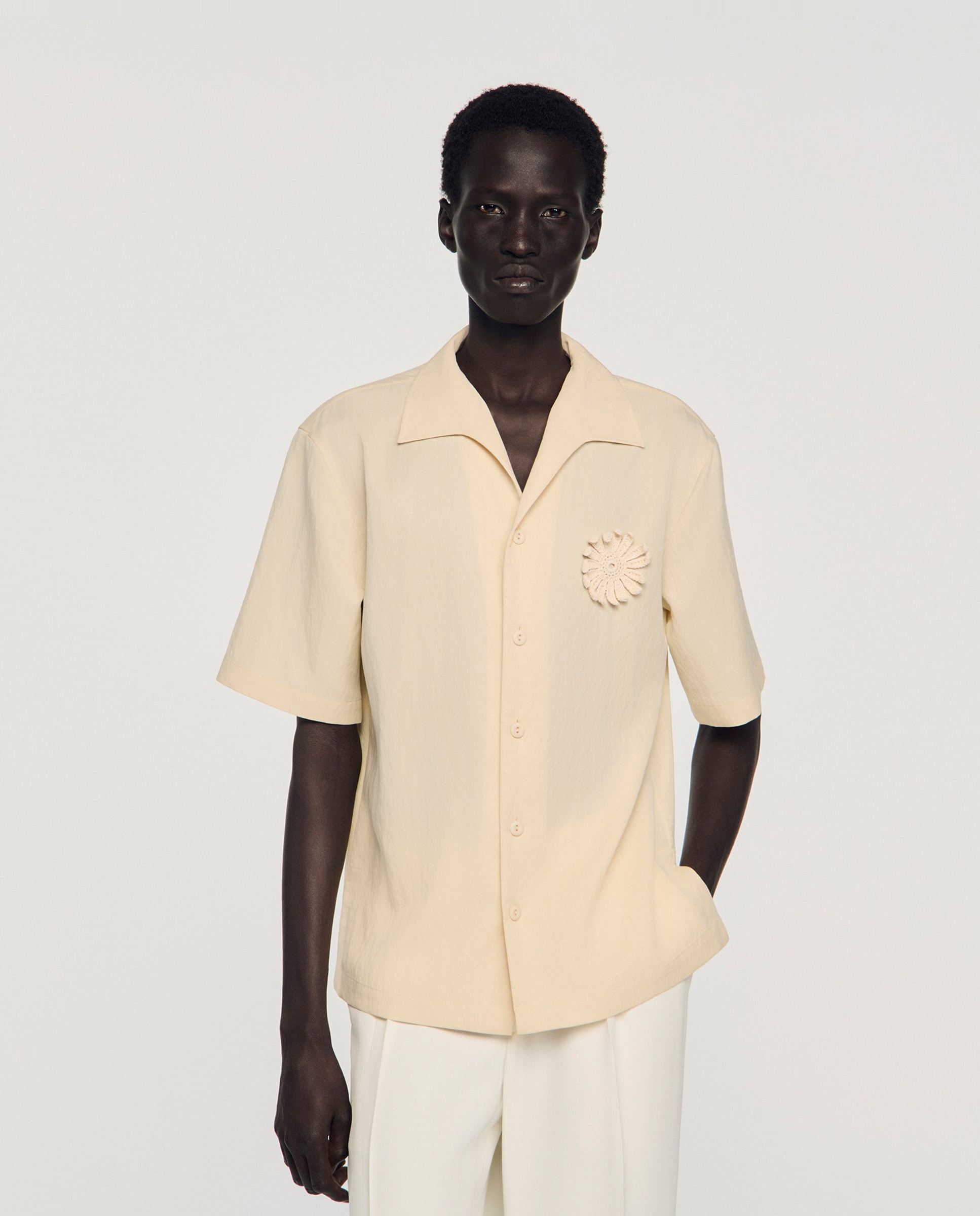 Camisa de hombre fluida con flor de ganchillo