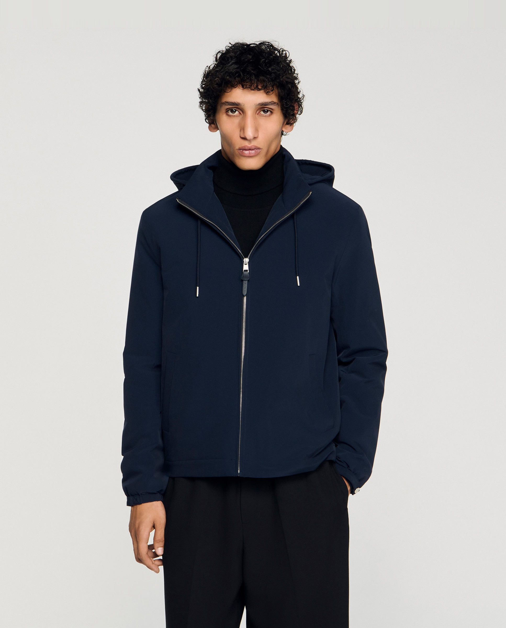 Sandro - Cazadora bomber de hombre técnica con capucha retráctil.