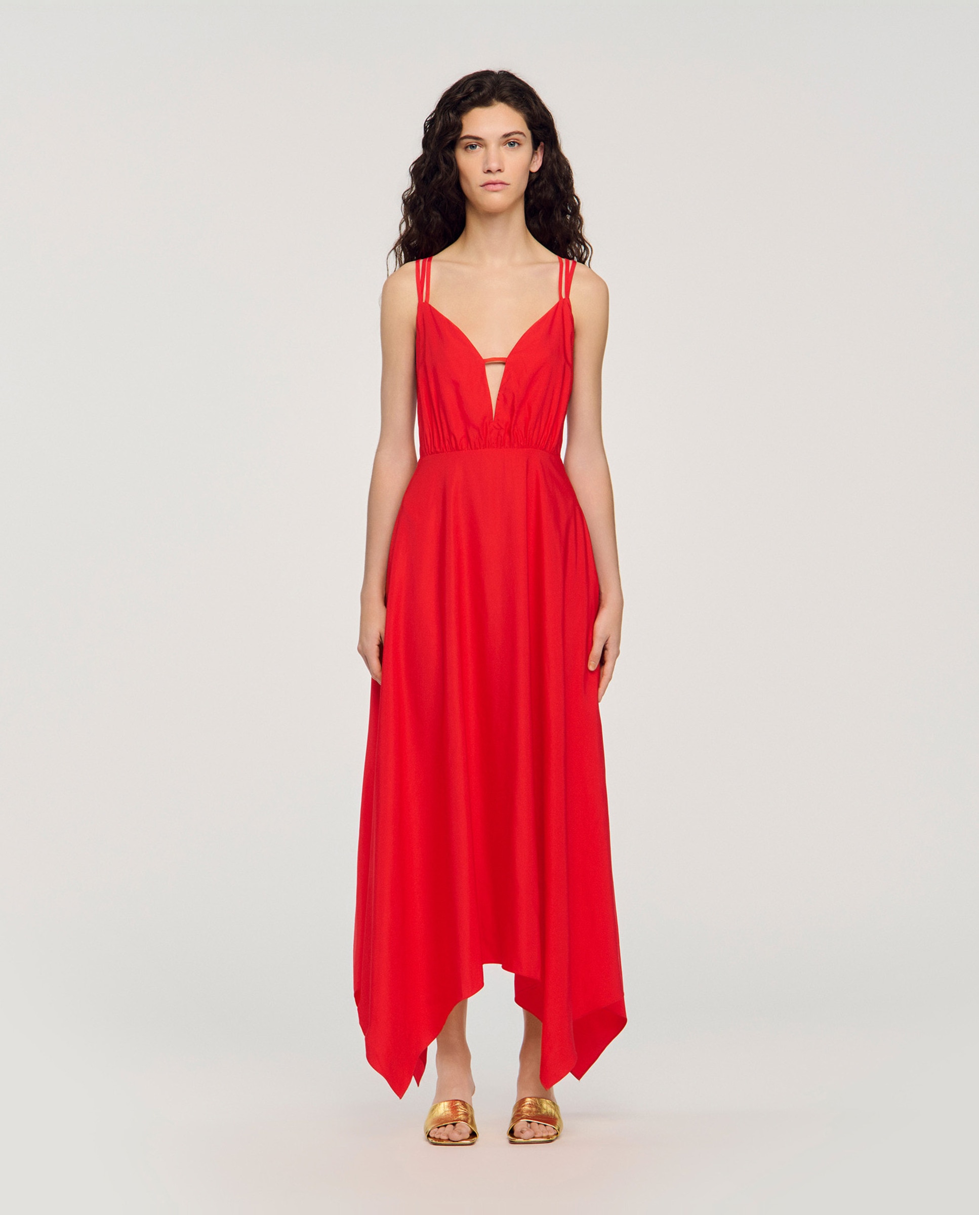 Sandro - Vestido largo con escote de pico y bajo asimétrico.