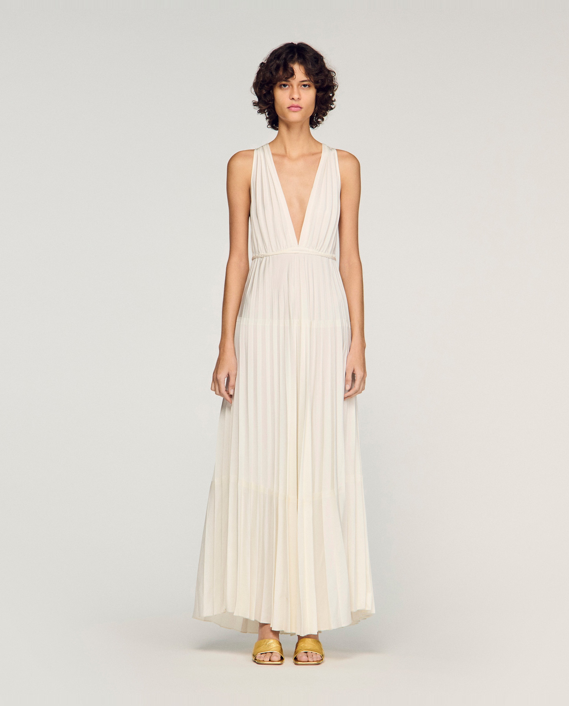Sandro - Vestido largo plisado con escote pico.
