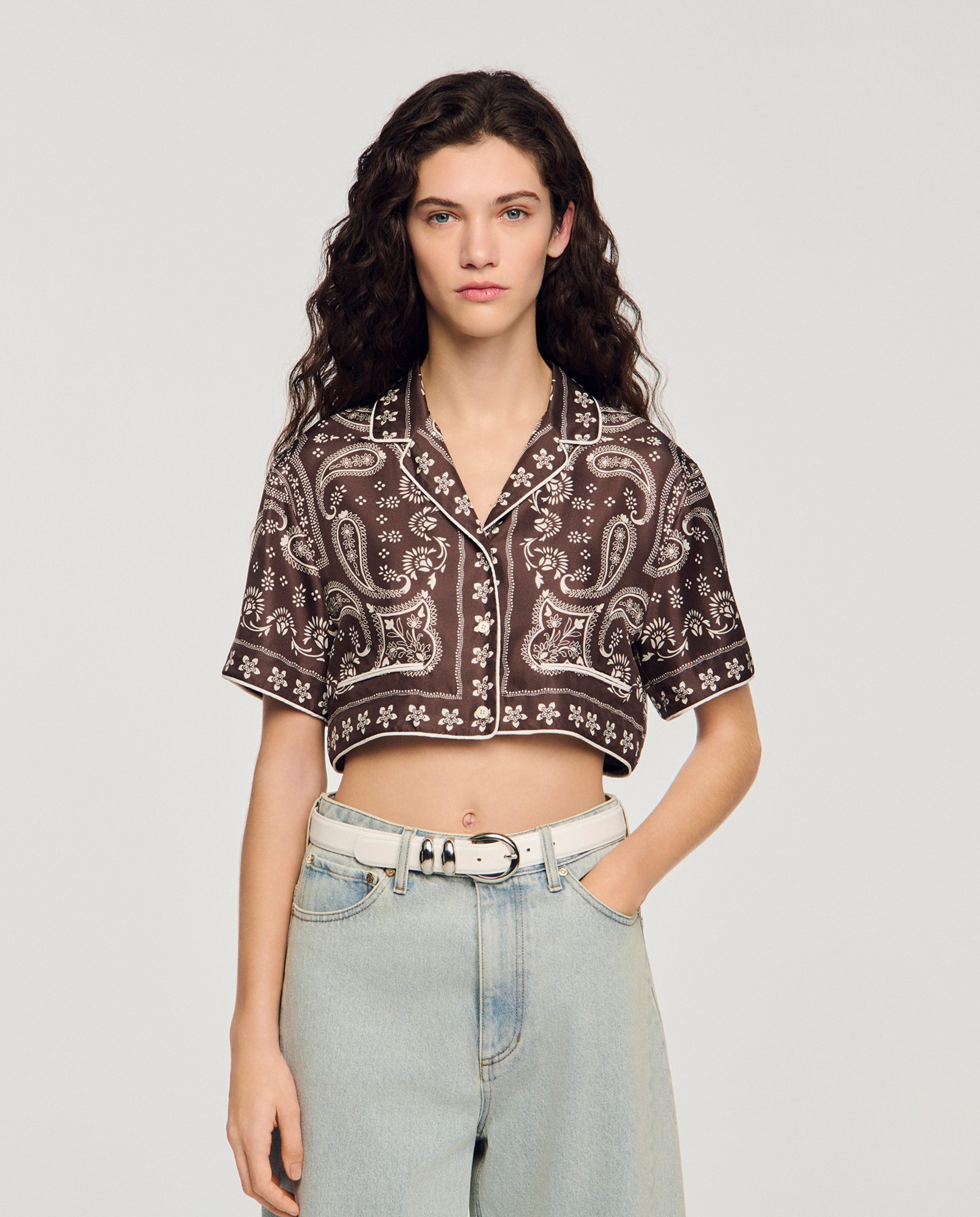 Sandro - Camisa corta de mujer con estampado bandana y cuello camisero.