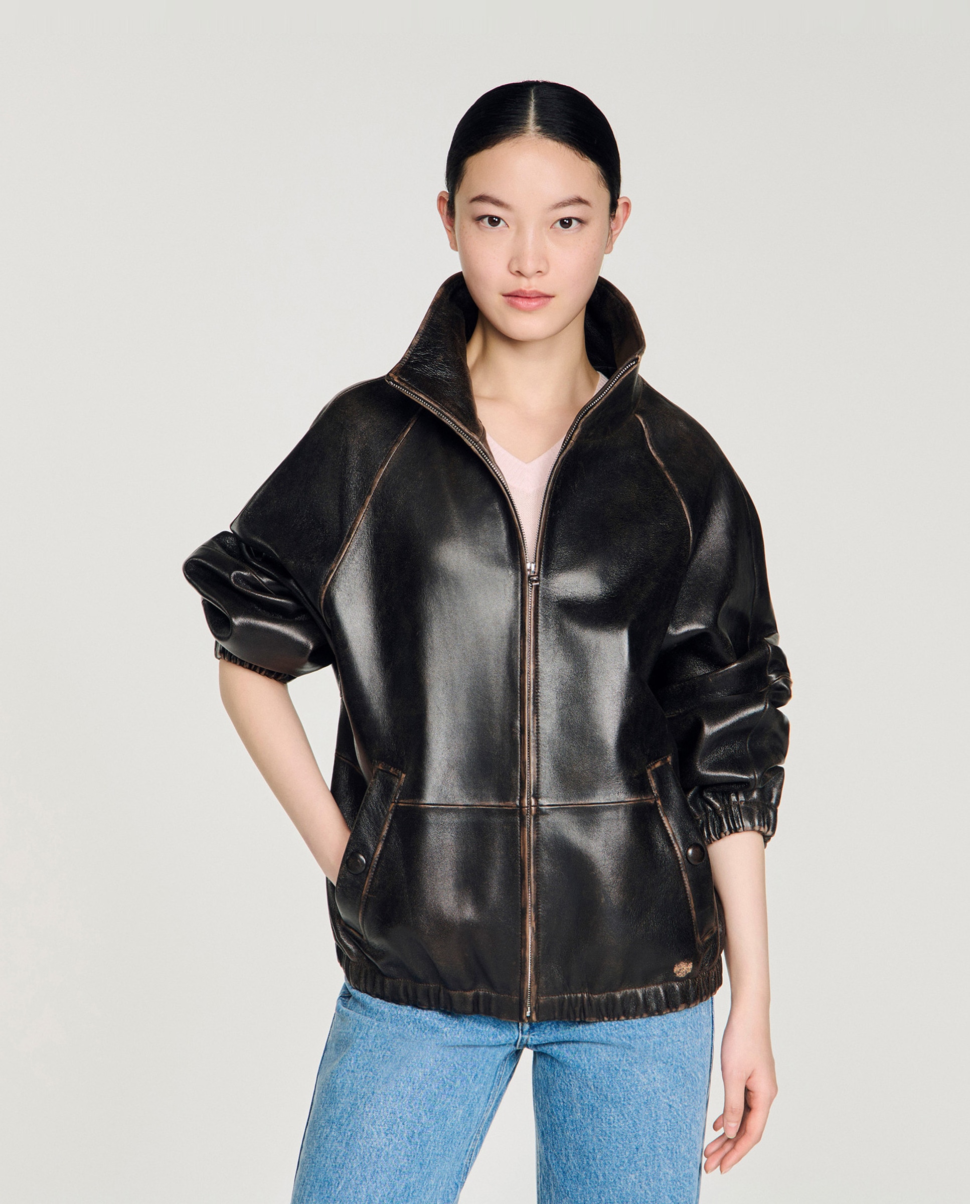 Imagen 0 de Cazadora oversize de piel envejecida con cuello alto para mujer Marrón
