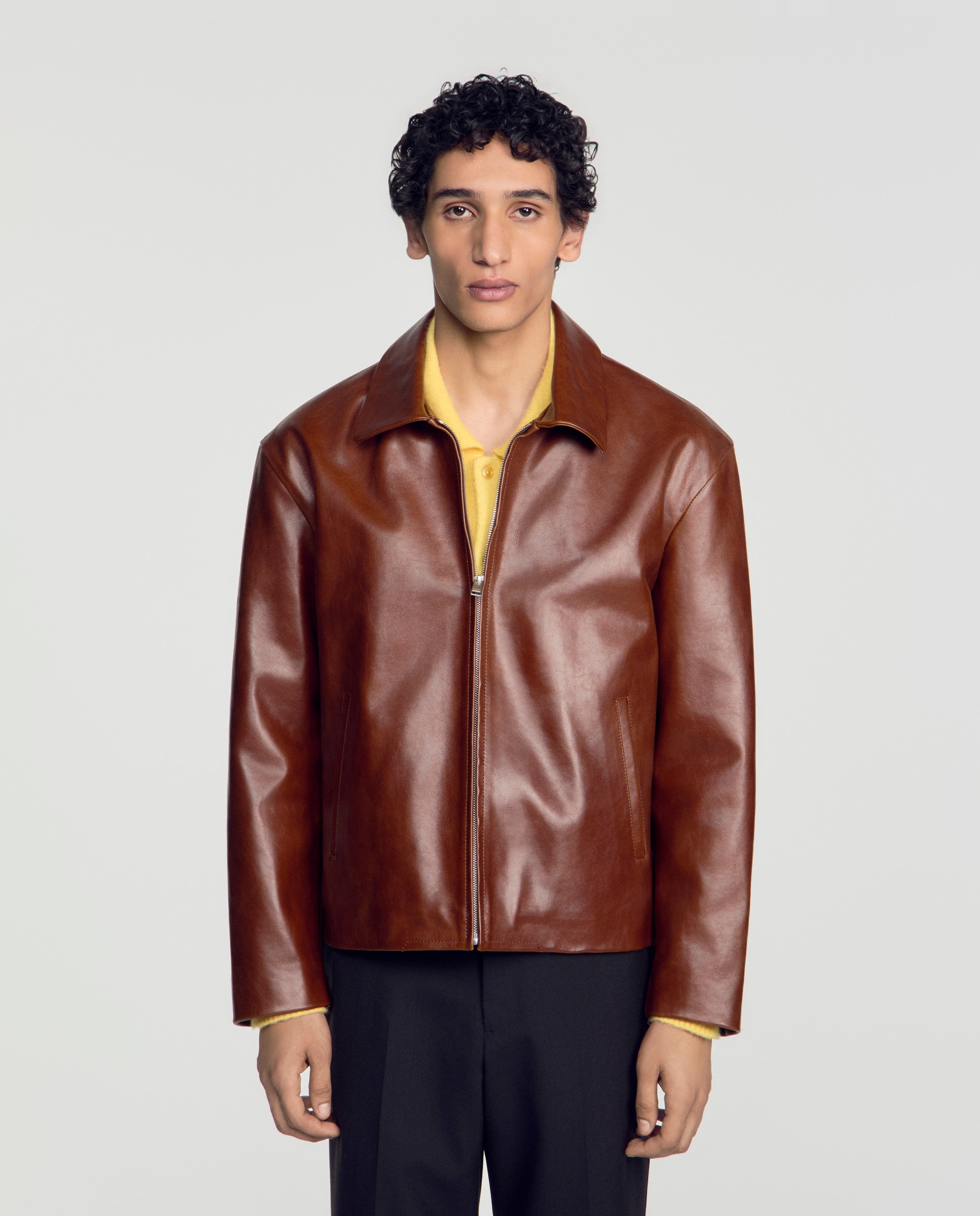 Imagen 0 de Cazadora de piel de hombre con cuello camisero y cremallera Camel