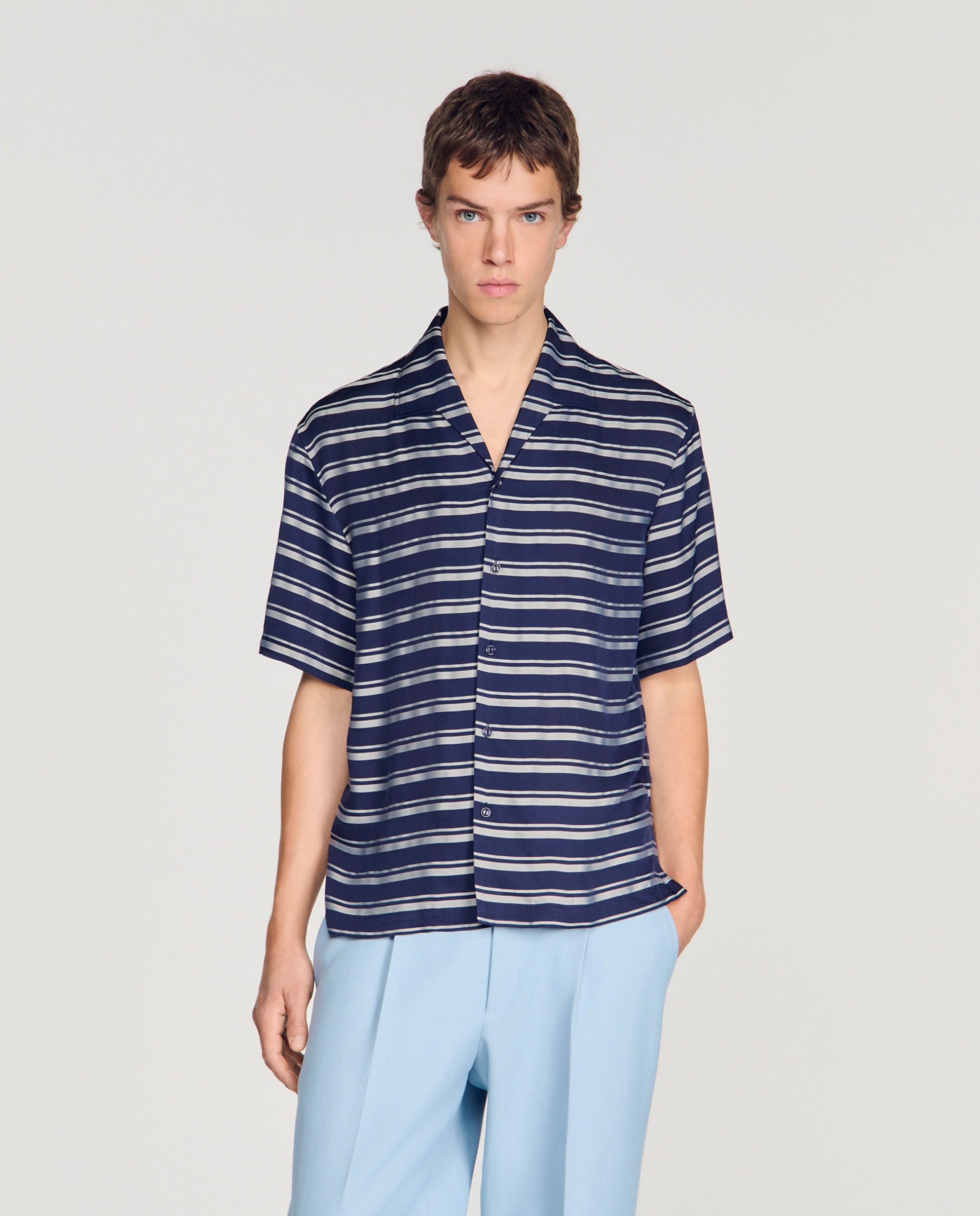 Imagen 0 de Camisa de hombre corte ancho rayas cuello barco Azul marino