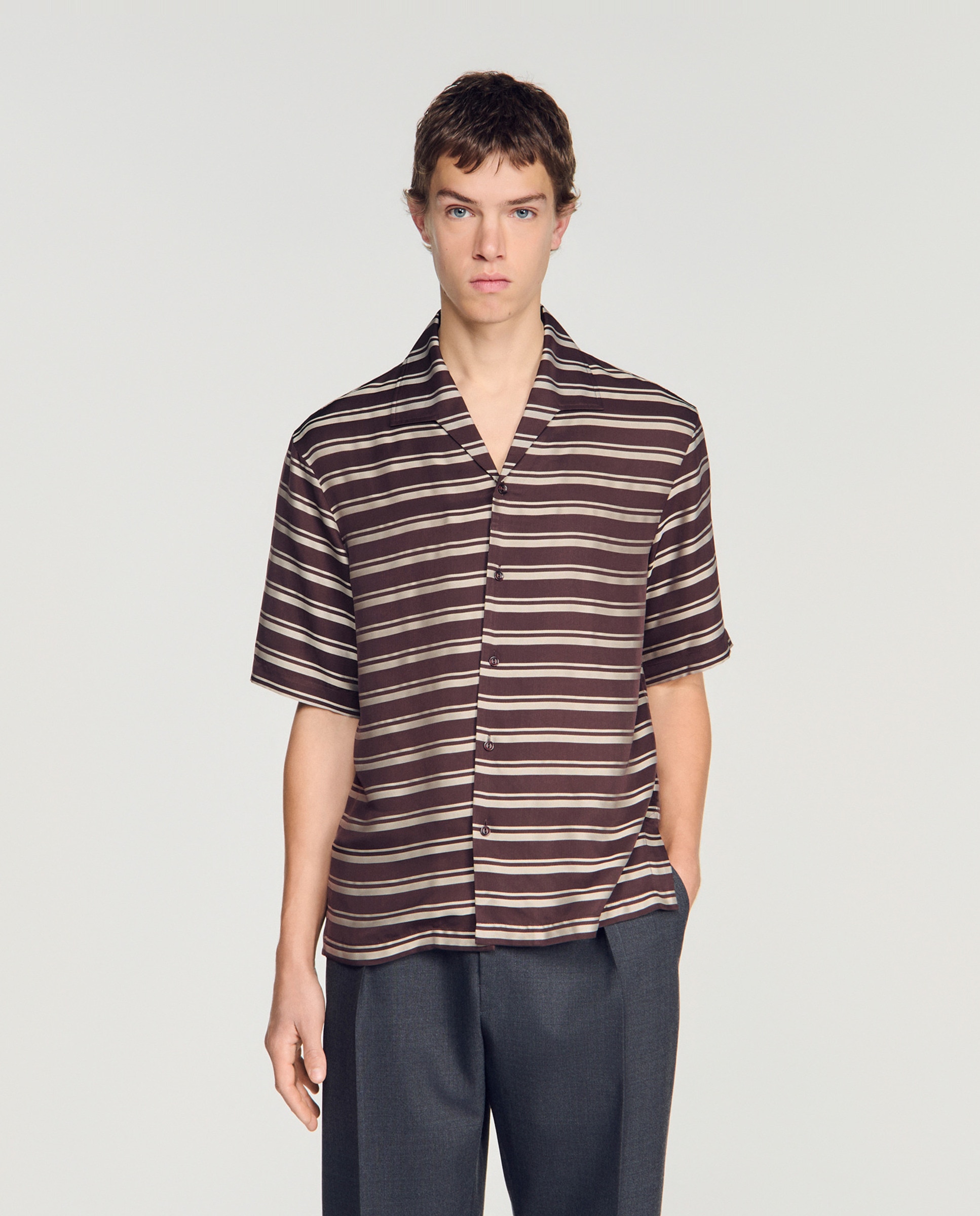 Camisa de hombre corte ancho rayas cuello barco - Sandro - Marrón oscuro Marrón oscuro-1