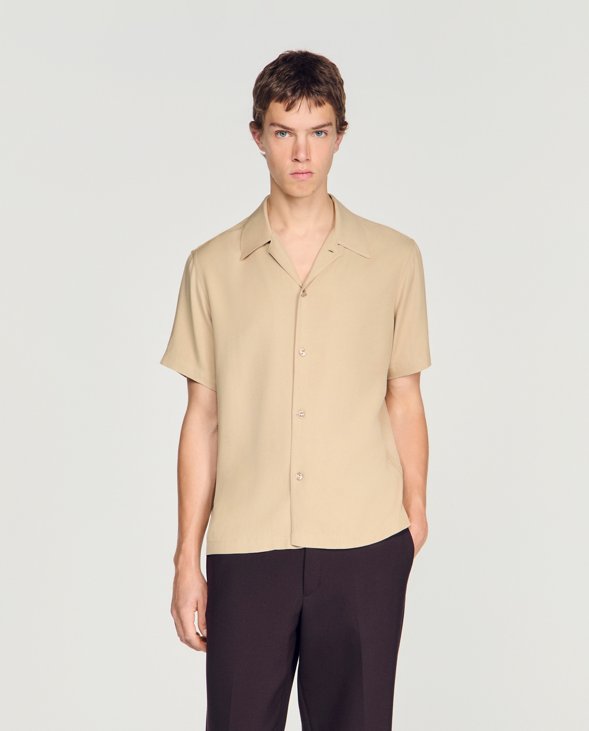 Camisa de vestir de hombre con corte fluido cuello italiano y manga corta - Sandro - Terracota Marrón-1