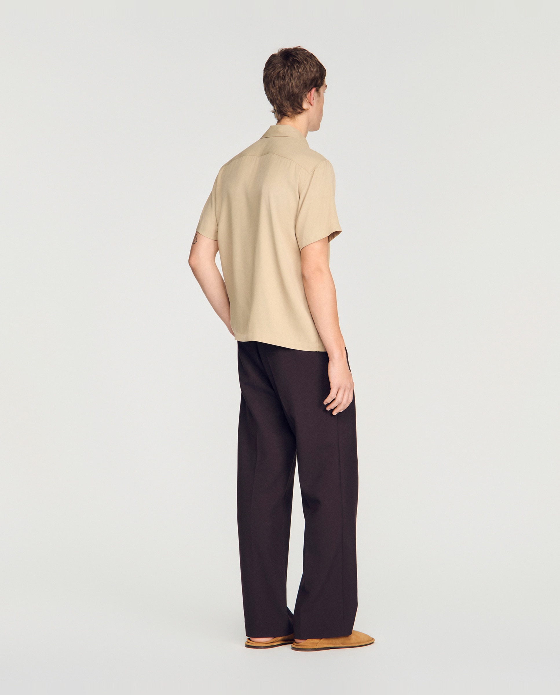 Camisa de vestir de hombre con corte fluido cuello italiano y manga corta - Sandro - Terracota Marrón-2