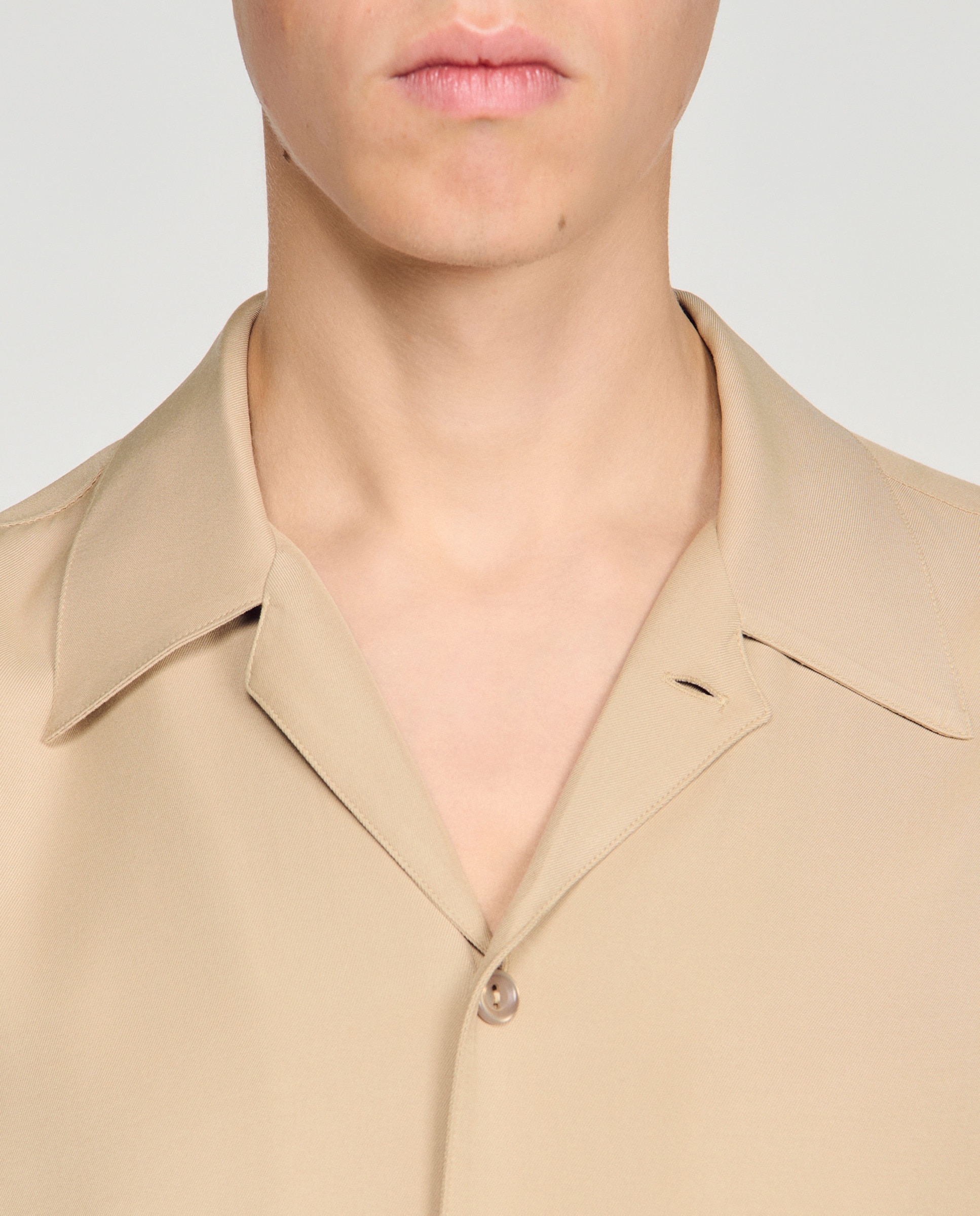 Camisa de vestir de hombre con corte fluido cuello italiano y manga corta - Sandro - Terracota Marrón-4