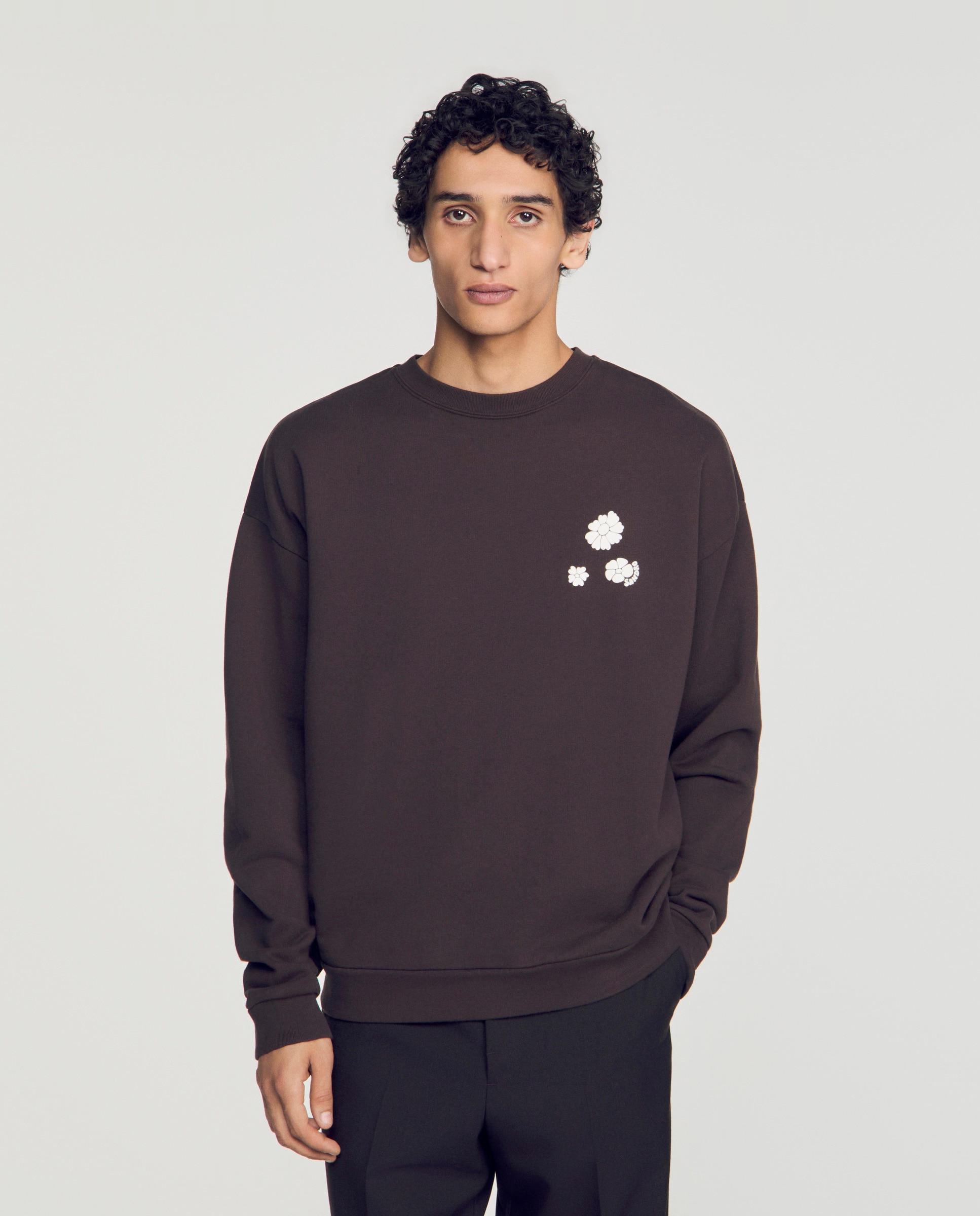 Imagen 0 de Sudadera sin capucha de hombre oversize con flor flocada Marrón oscuro