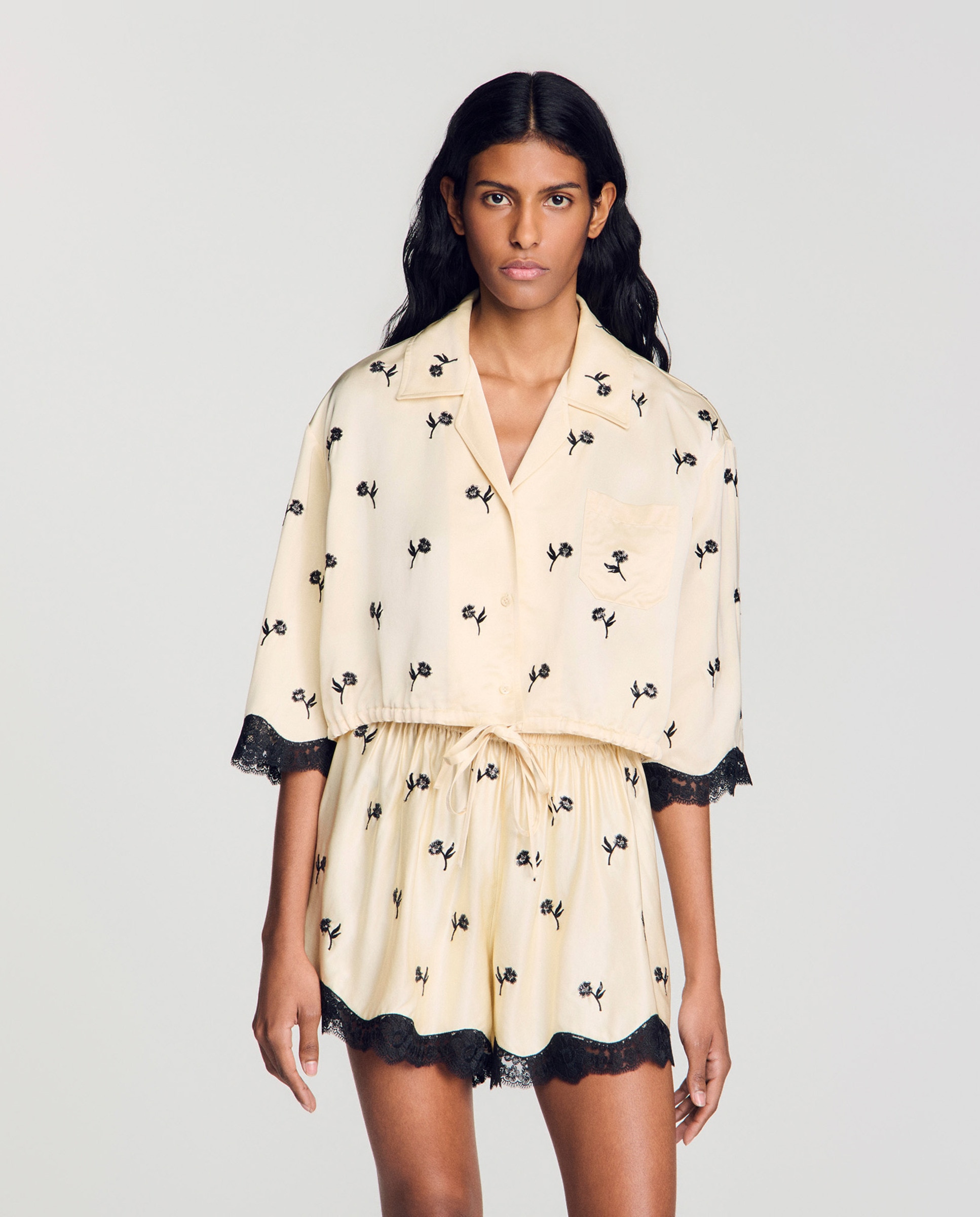 Camisa de mujer corta con bordado floral y cordón ajustable