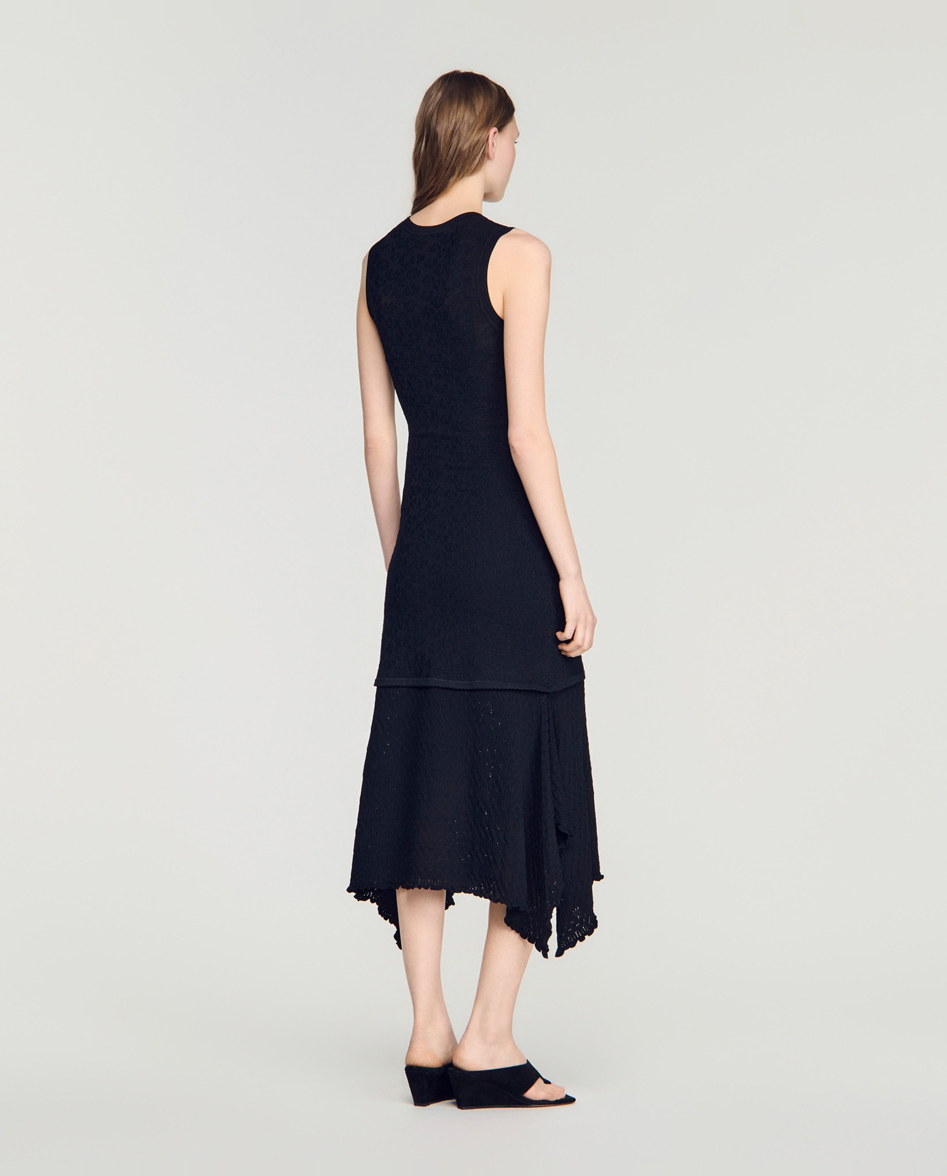 Vestido midi de punto pointelle sin mangas con falda asimétrica y volantes - Sandro - Negro Negro-2