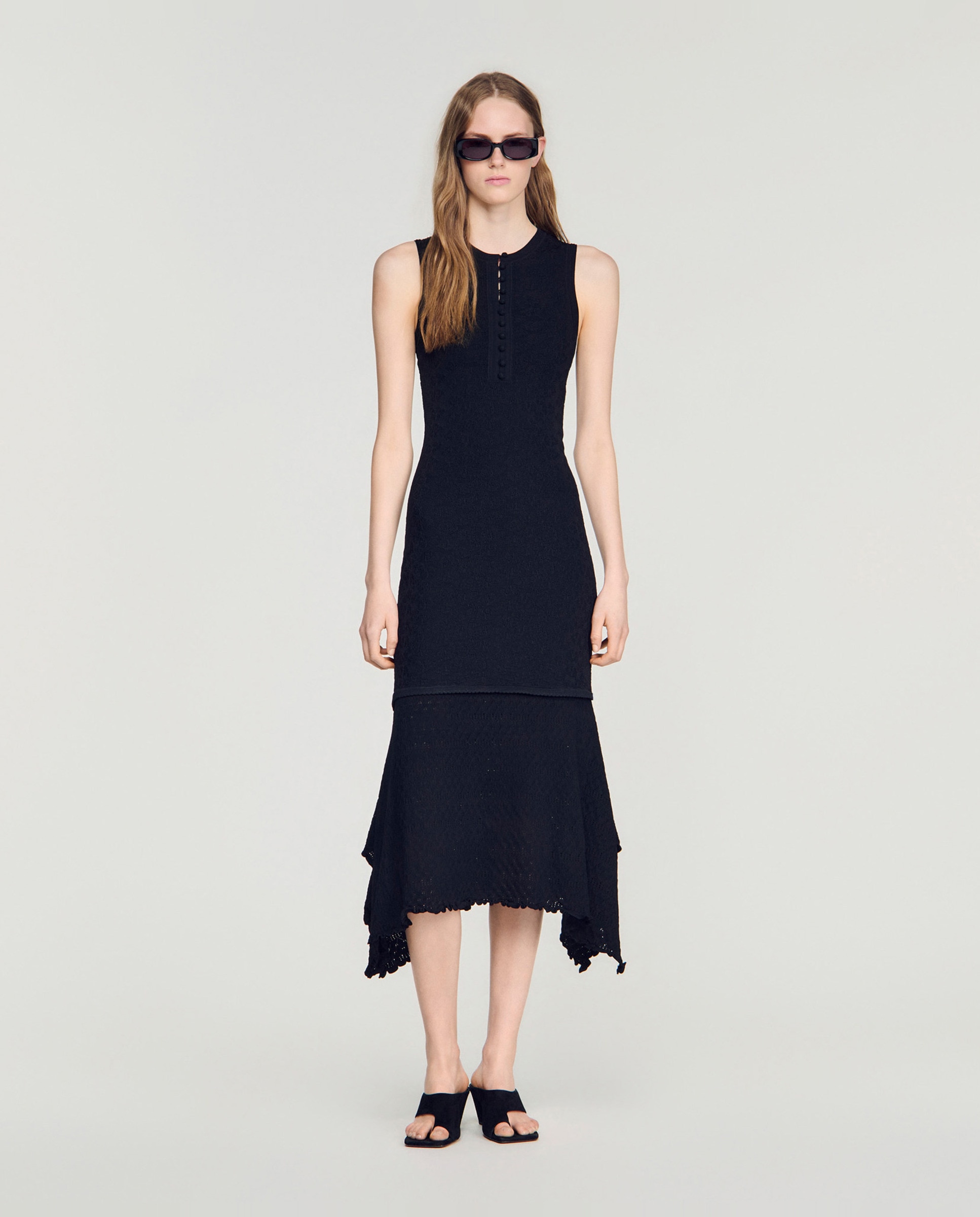 Vestido midi de punto pointelle sin mangas con falda asimétrica y volantes - Sandro - Negro Negro-4