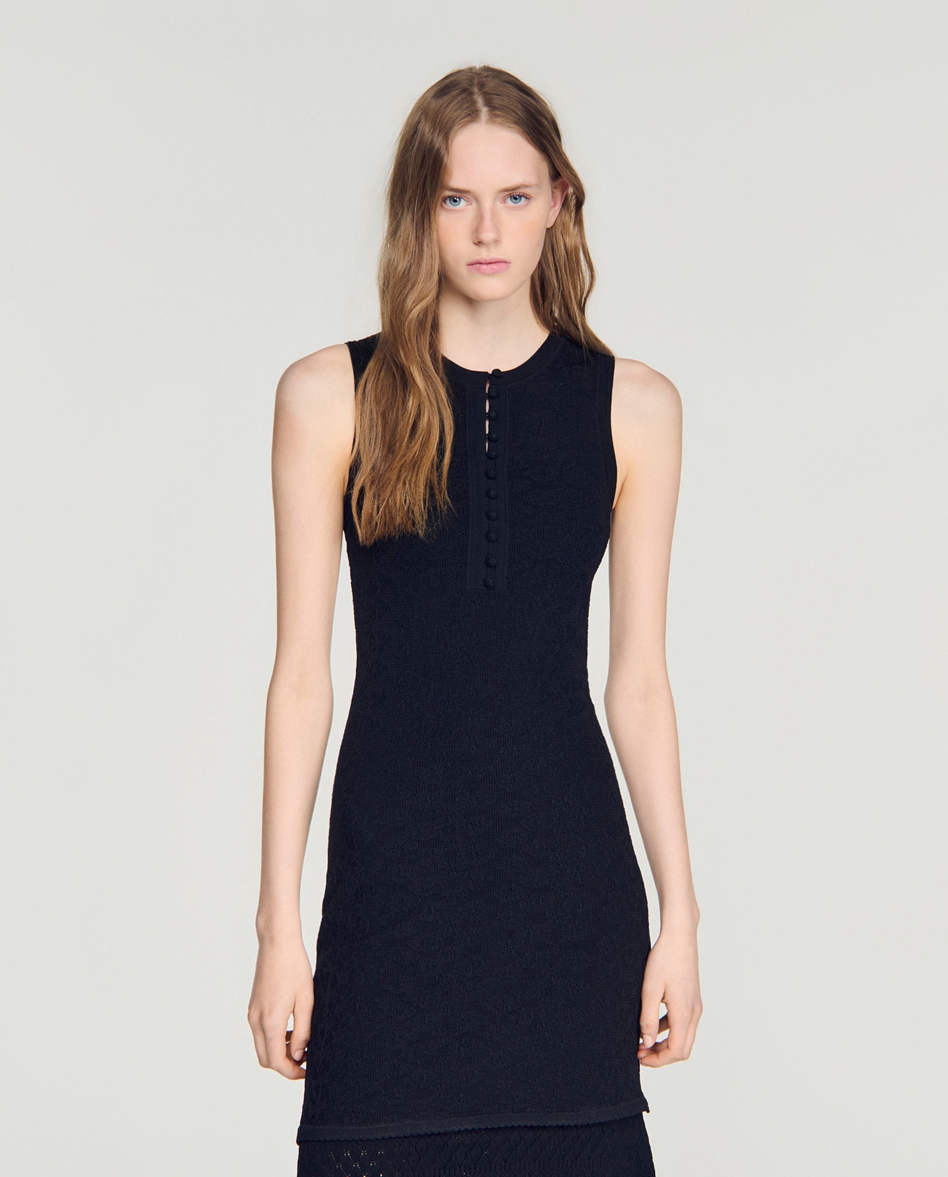 Vestido midi de punto pointelle sin mangas con falda asimétrica y volantes - Sandro - Negro Negro-5