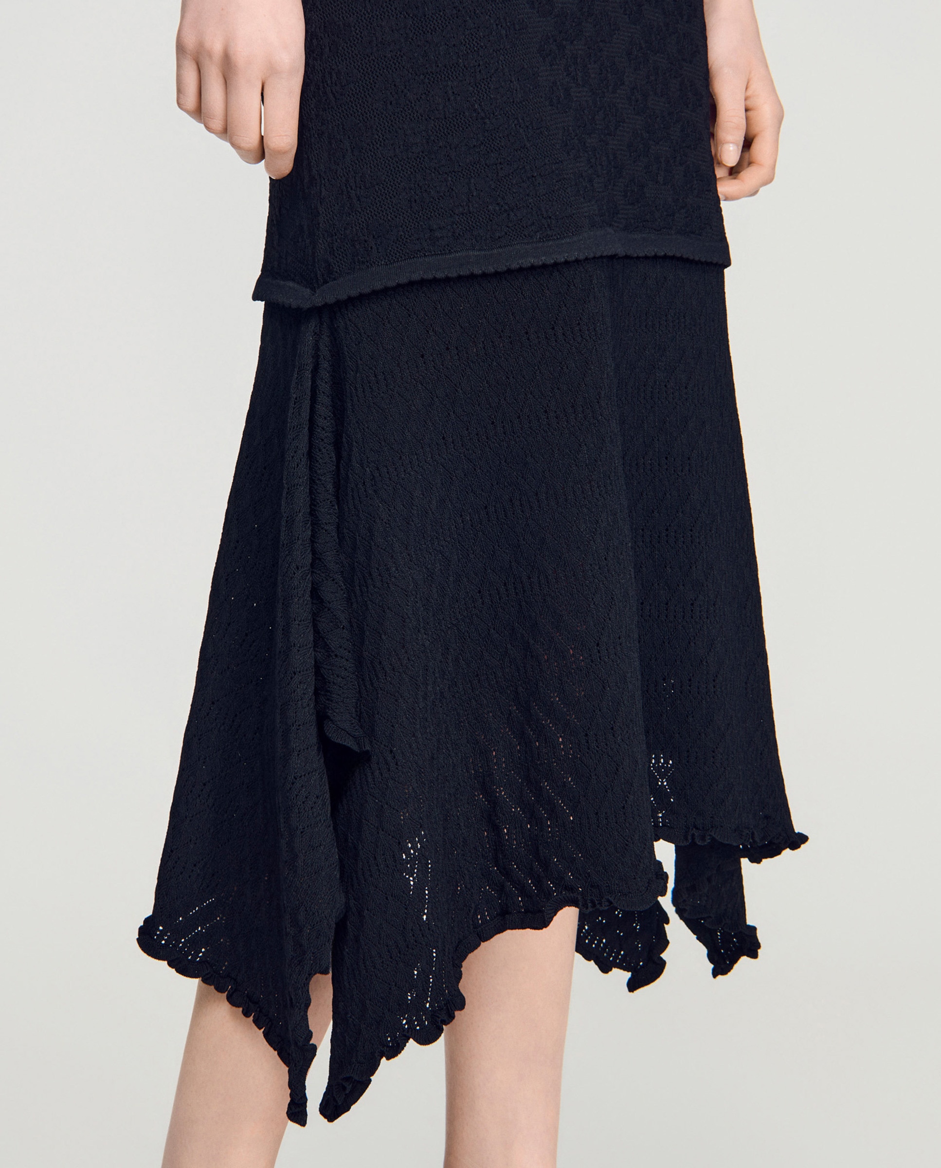 Vestido midi de punto pointelle sin mangas con falda asimétrica y volantes - Sandro - Negro Negro-6