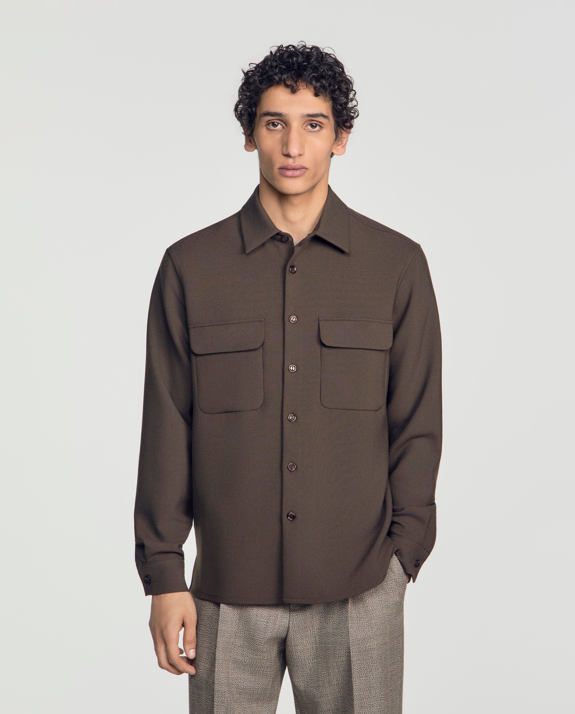 Sobrecamisa de hombre con bolsillos de parche y manga larga