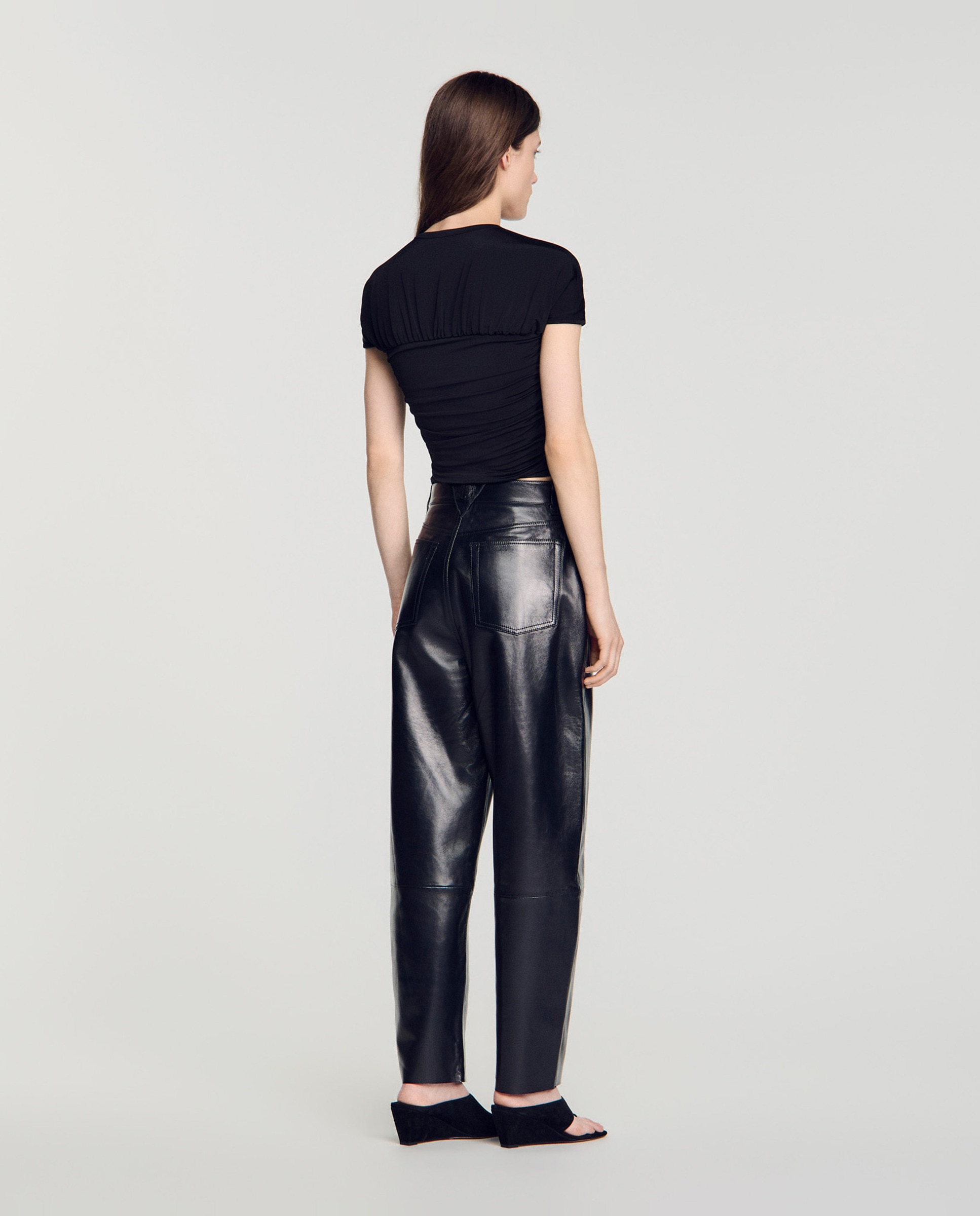 Camiseta de mujer corta fruncida con abertura de corazón - Sandro - Negro Negro-2