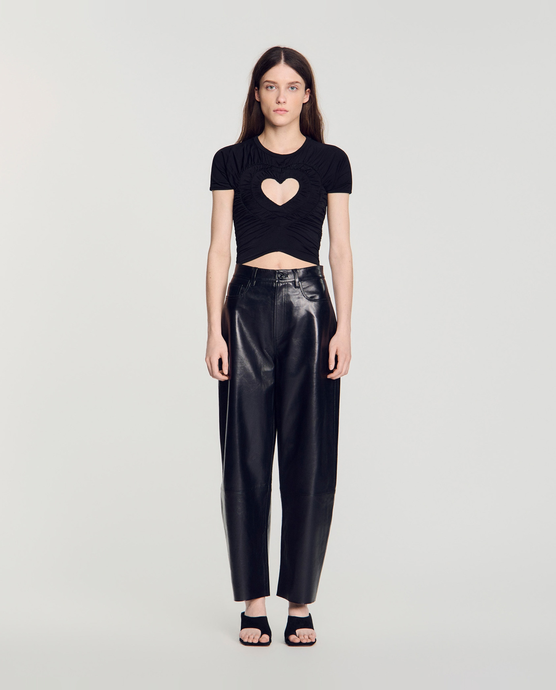 Camiseta de mujer corta fruncida con abertura de corazón - Sandro - Negro Negro-3