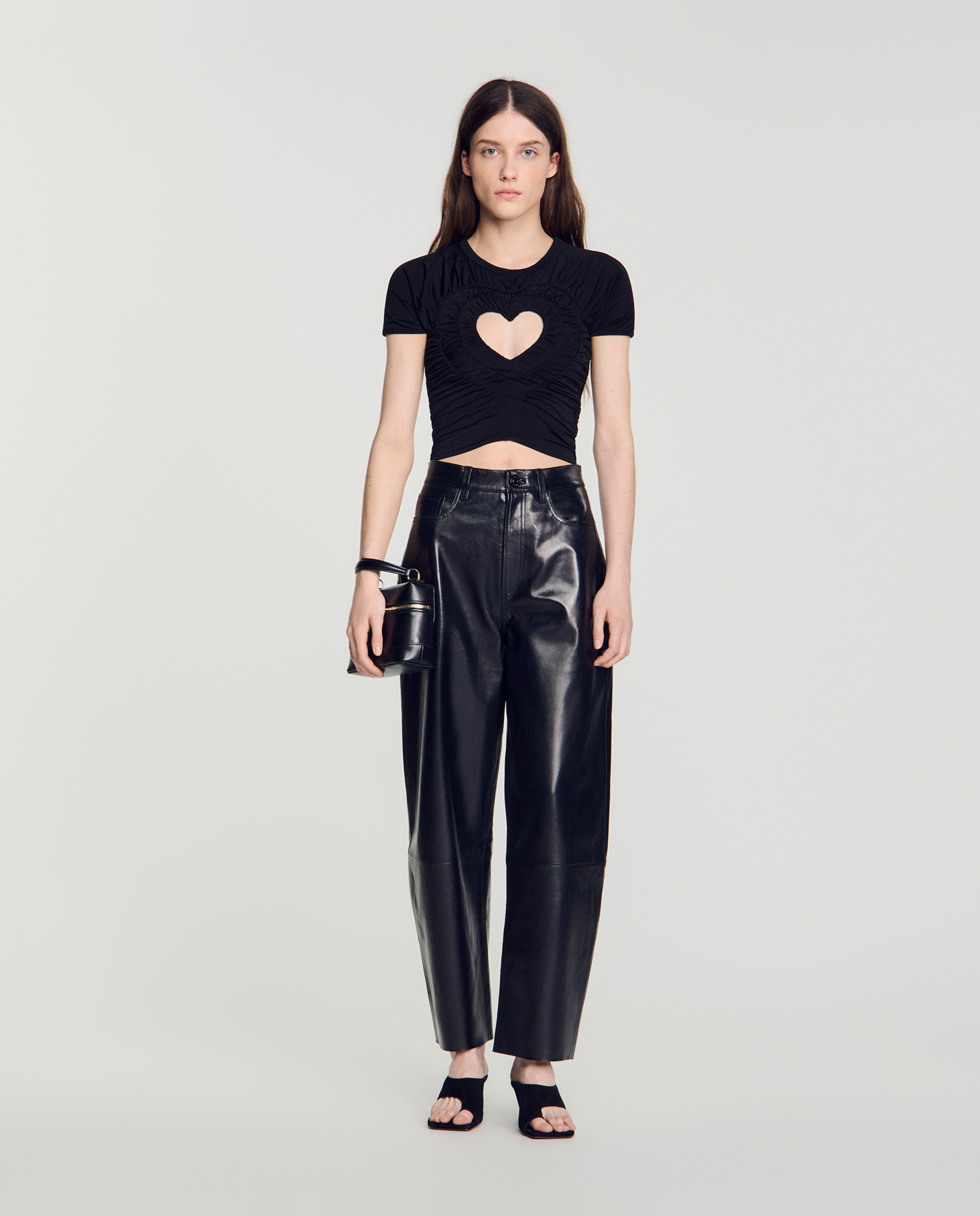 Camiseta de mujer corta fruncida con abertura de corazón - Sandro - Negro Negro-4