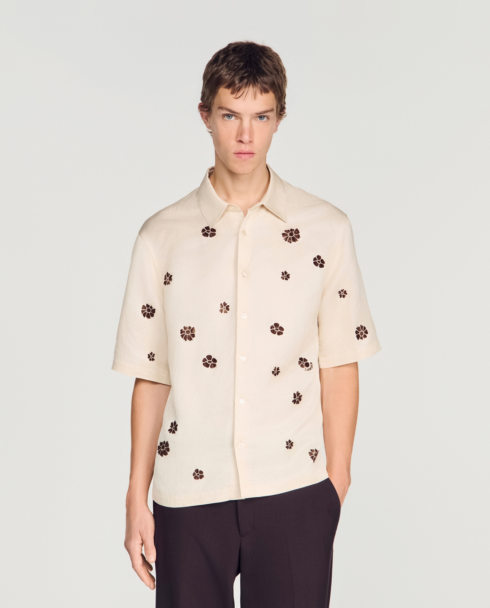 Imagen 0 de Camisa de hombre corte fluido manga corta estampado floral flocado Blanco